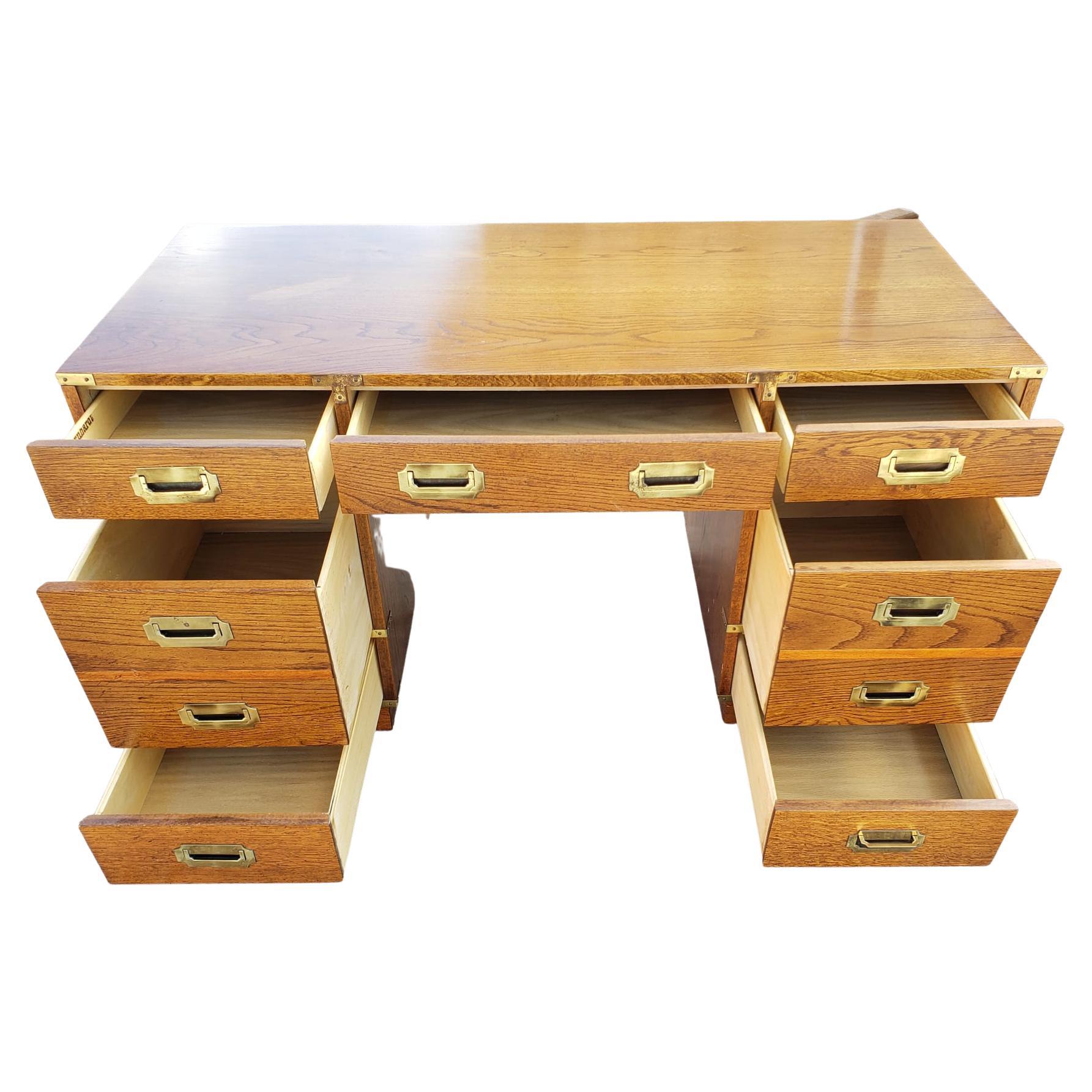 Bernhardt Vintage Campaign Oak Partners Desk avec plis de rangement et classeurs. 
Mesures 54'W X 24 