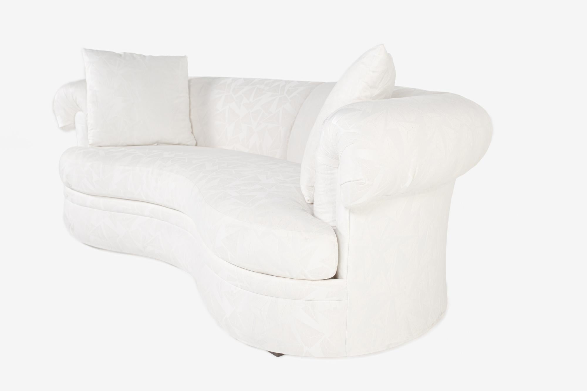 Bernhardt White Upholstered Curved Sofa In Good Condition For Sale In Countryside, IL