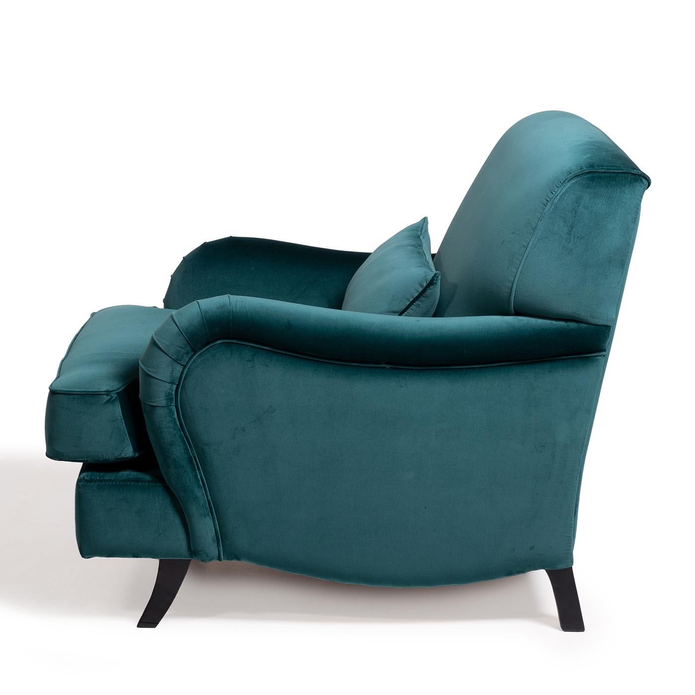 The Bernini armchair, from Couture Collection, is an English model re-edited with flying cushions and fixed back, finished in grosgrain. Extremely saddled armrests, cushions for lumbar support, also finished in grosgrain, create visual