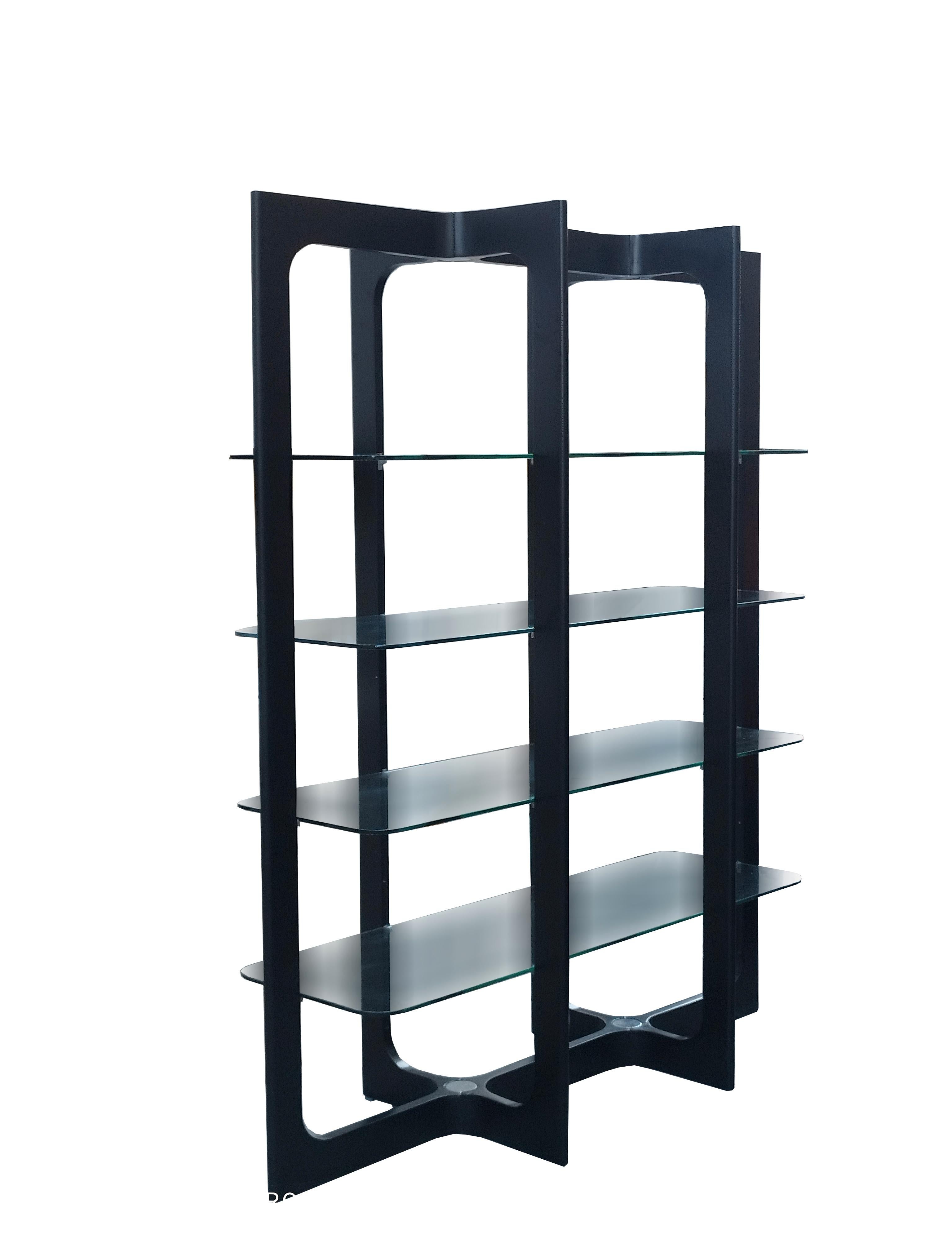 Etagere, bookcase or room divider from the 1970s made of black curved solid wood, 4 glass shelves and round chrome-plated steel supports. Its lines create a rhythm and a geometric design. Production Bernini, Italy 1970.