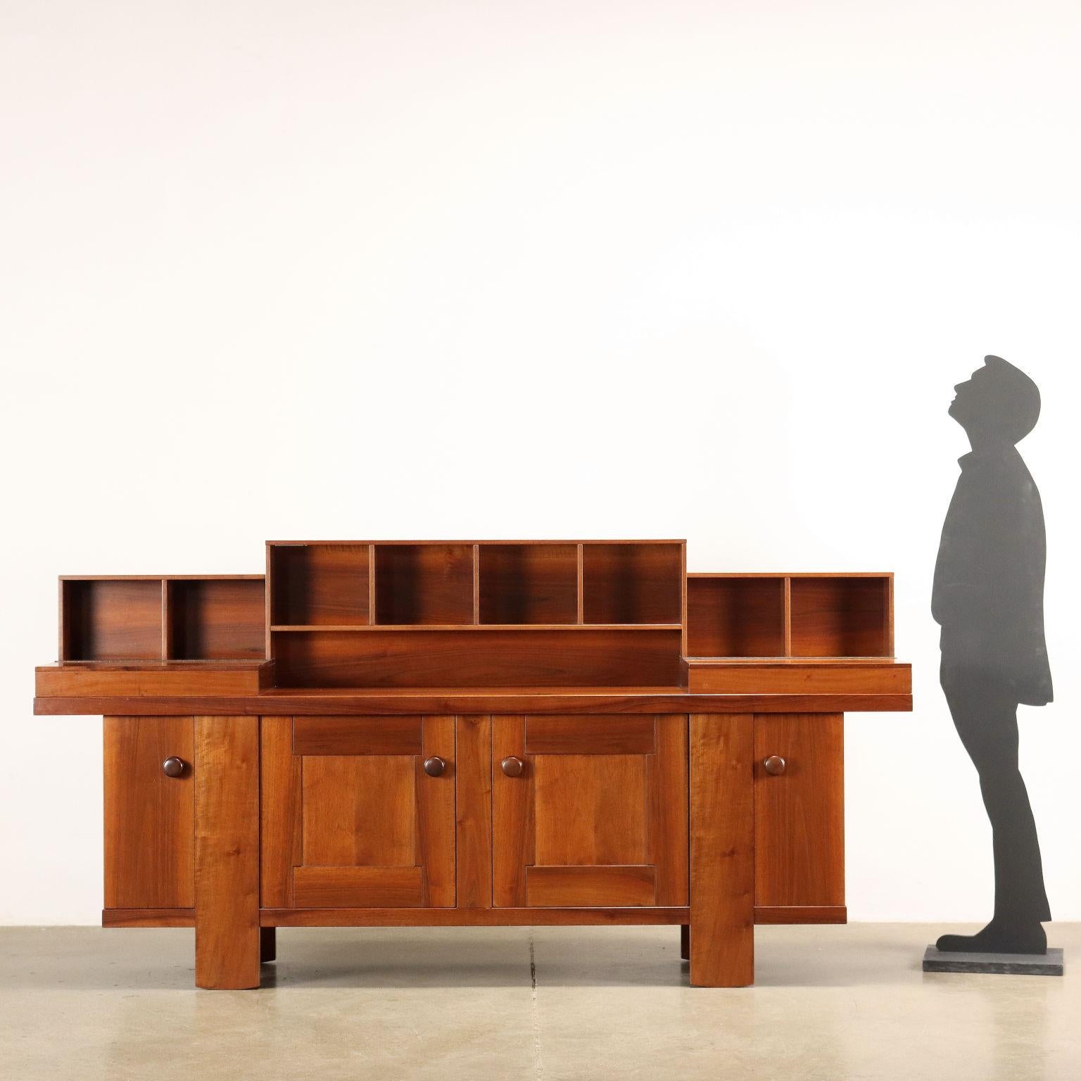 Sideboard with top and open compartments in national walnut veneered wood.