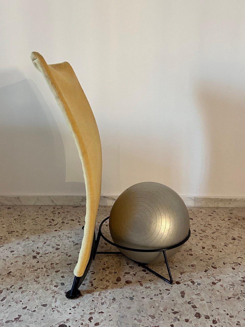 Postmoderner Einzelsessel des Architektenduos Fabrizio Ballardini und Lucio Costanzi, Gestell aus lackiertem Metall, Rückenlehne mit Stoffbezug, Sitz aus aufblasbarem synthetischem Gummi.
Prod. Bernini, Italien, um 1995

Literaturverzeichnis
G.