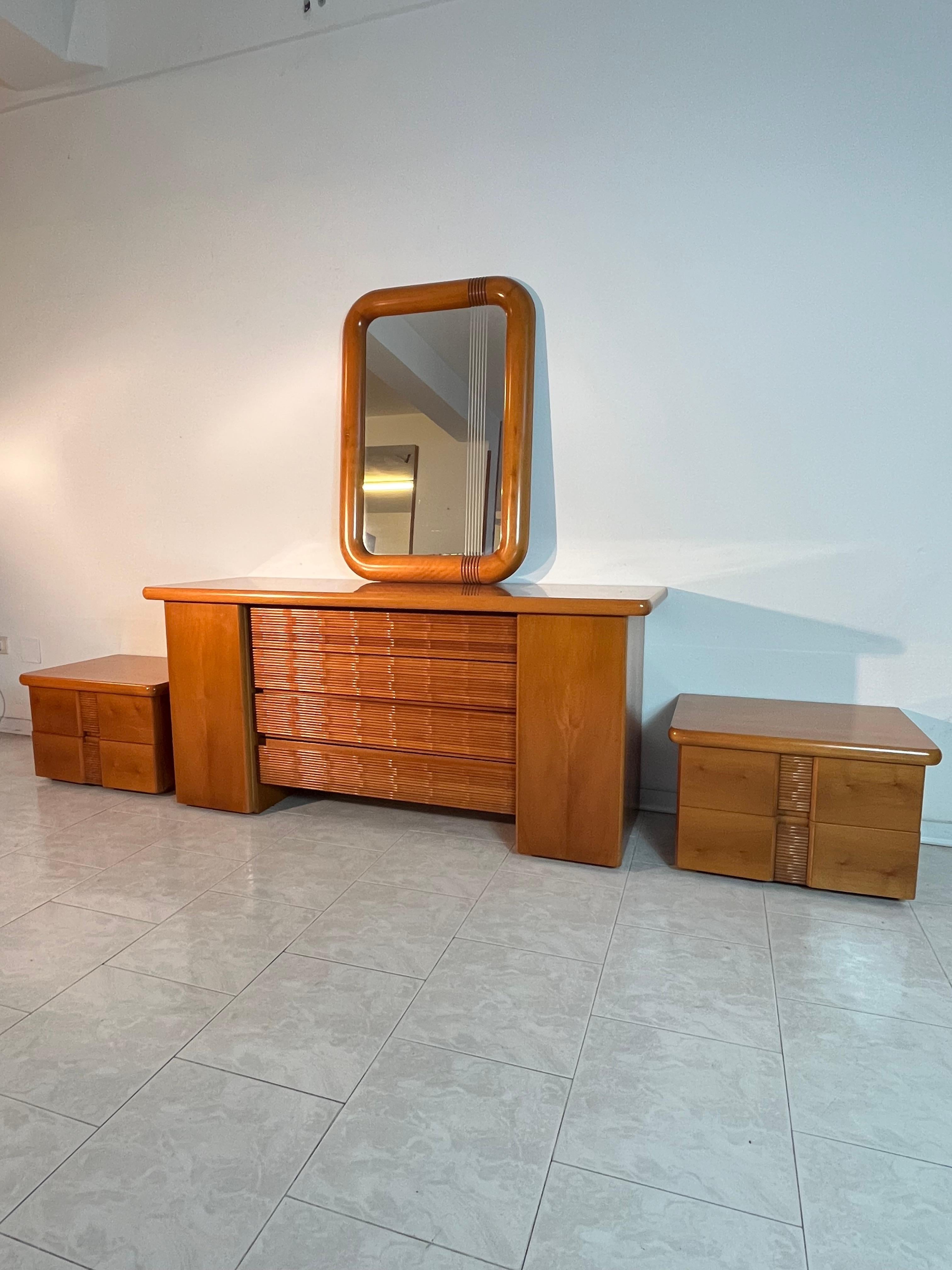 Camera da letto a 4 pezzi di Bernini Italia, anni '80
Composto da una coppia di comodini, una cassettiera e uno specchio.
Un raffinato esempio di design italiano che combina linee pulite e materiali di alta qualità. I mobili sono dotati di