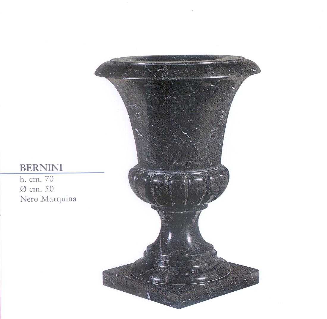 Vielseitig einsetzbare Bernini-Vase aus Marmor Nero Marquina. Perfekt für den Garten oder das Haus.