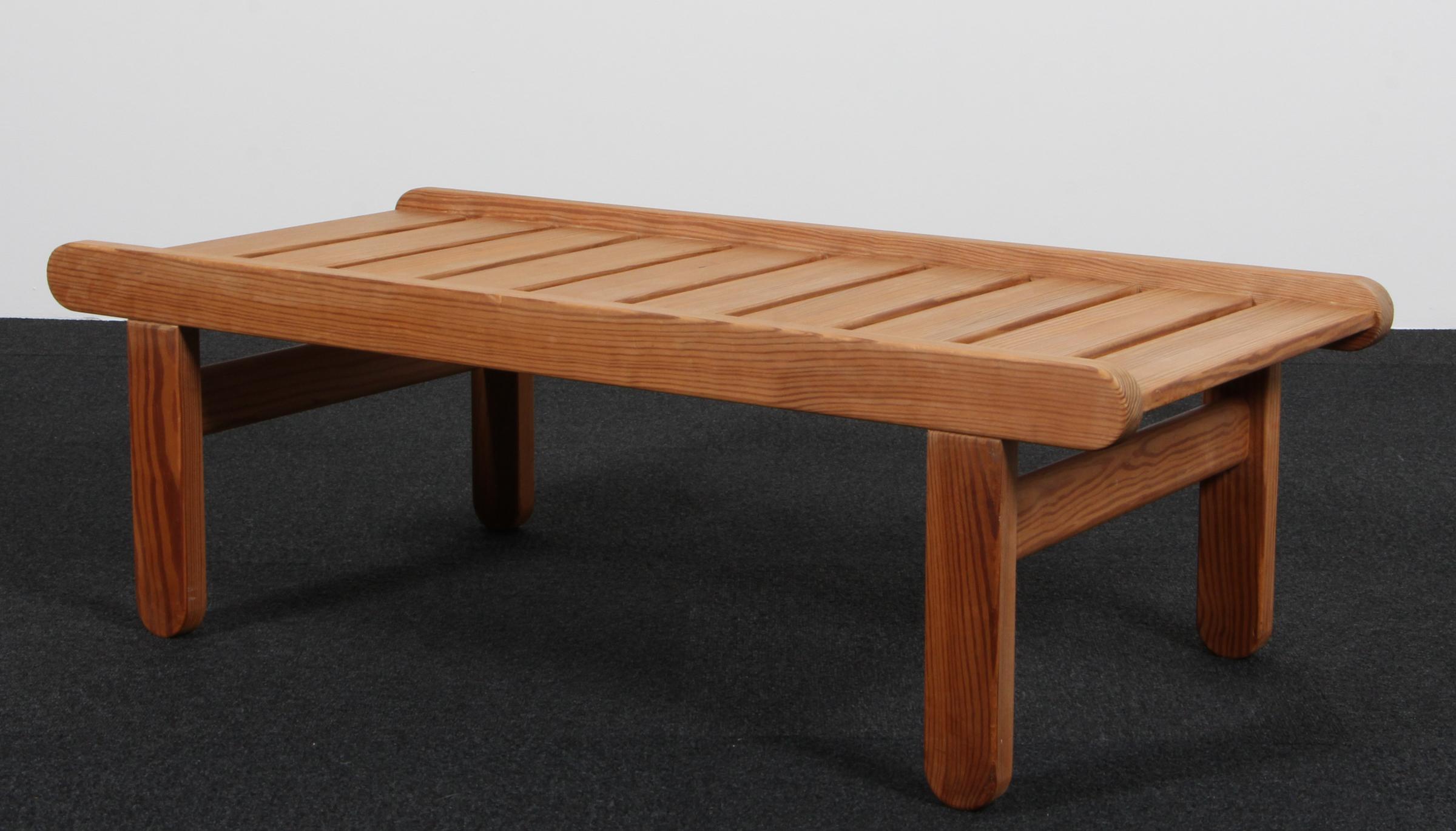 Banco y otomana Bernt Pedersen de pino.

Modelo Klude robado, fabricado por Bernt Pedersen.