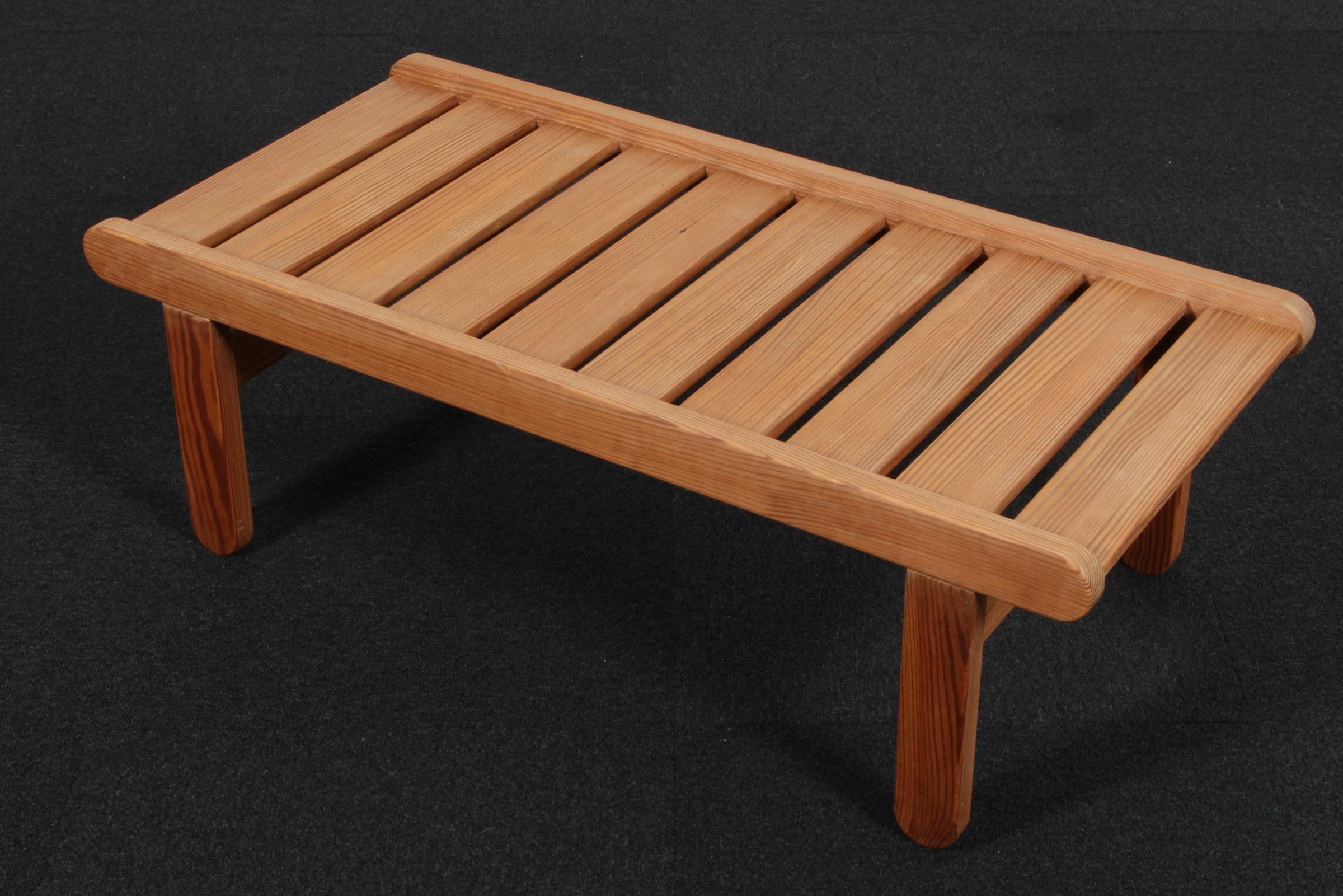 Banco / mesa de centro Bernt Pedersen de pino Escandinavo moderno en venta