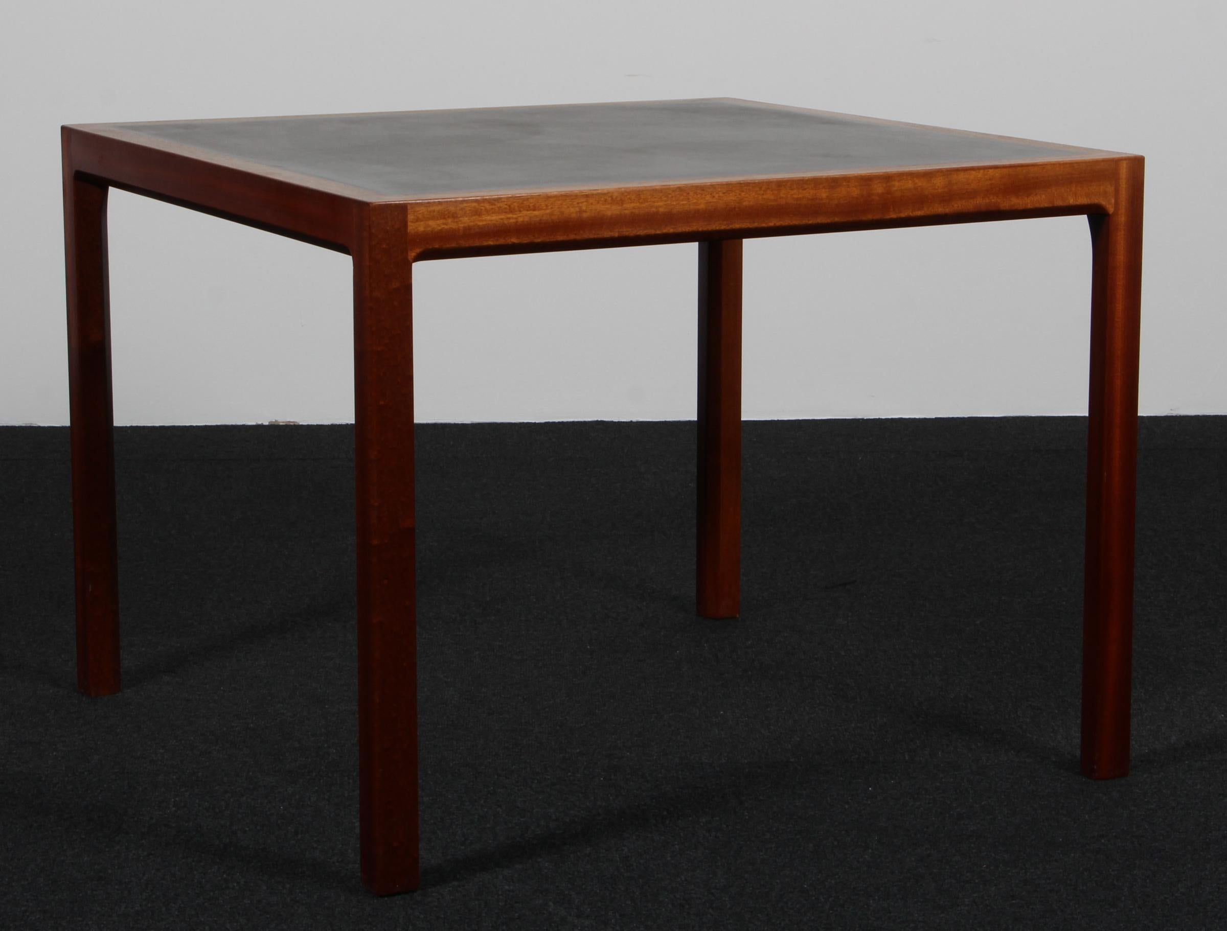 Table basse Bernt Pedersen en acajou massif. 

Fabriqué au Danemark dans les années 1960.