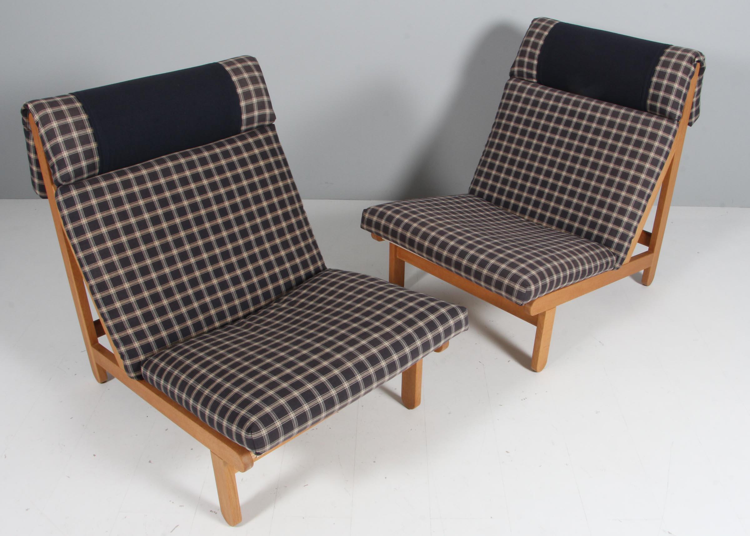 Bernt Pedersen lounge chair in oak.

Original upholstered with Cotil fabric.

Model Klude stolen, made by Bernt Pedersen.