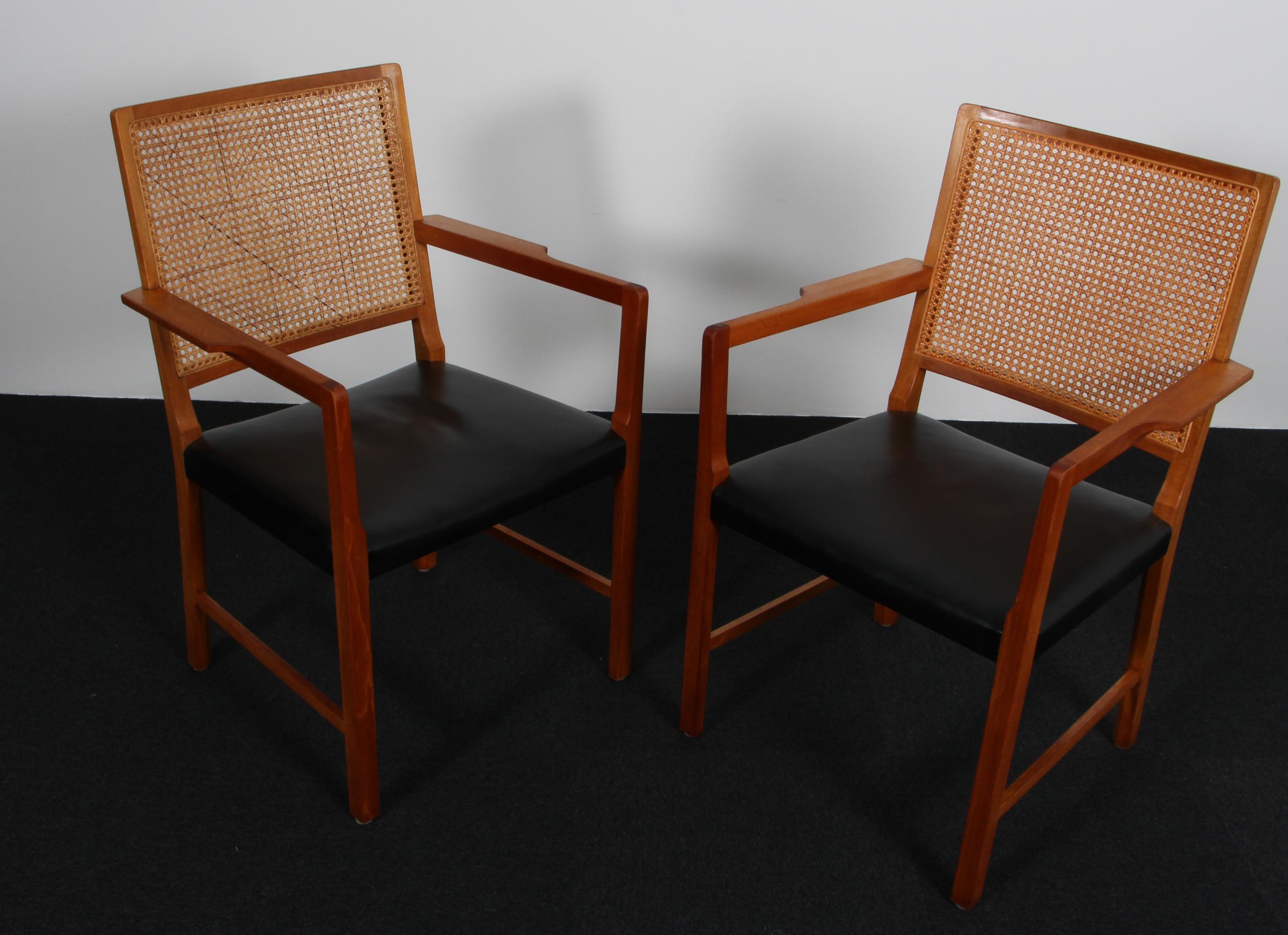 Bernt Pedersen pair of Armchairs, Mahogany and Cane Escandinavo moderno en venta