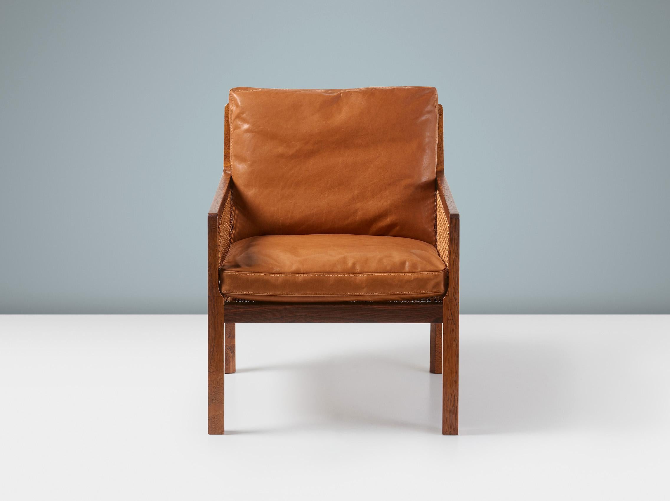 Bernt Petersen - Sedia da salotto Cane, c1962

Rara poltrona lounge prodotta da Worts Mobelsnedkeri in Danimarca. Le fasce e il fondo in canna originali sono in condizioni immacolate. Il telaio è realizzato in palissandro altamente strutturato. I