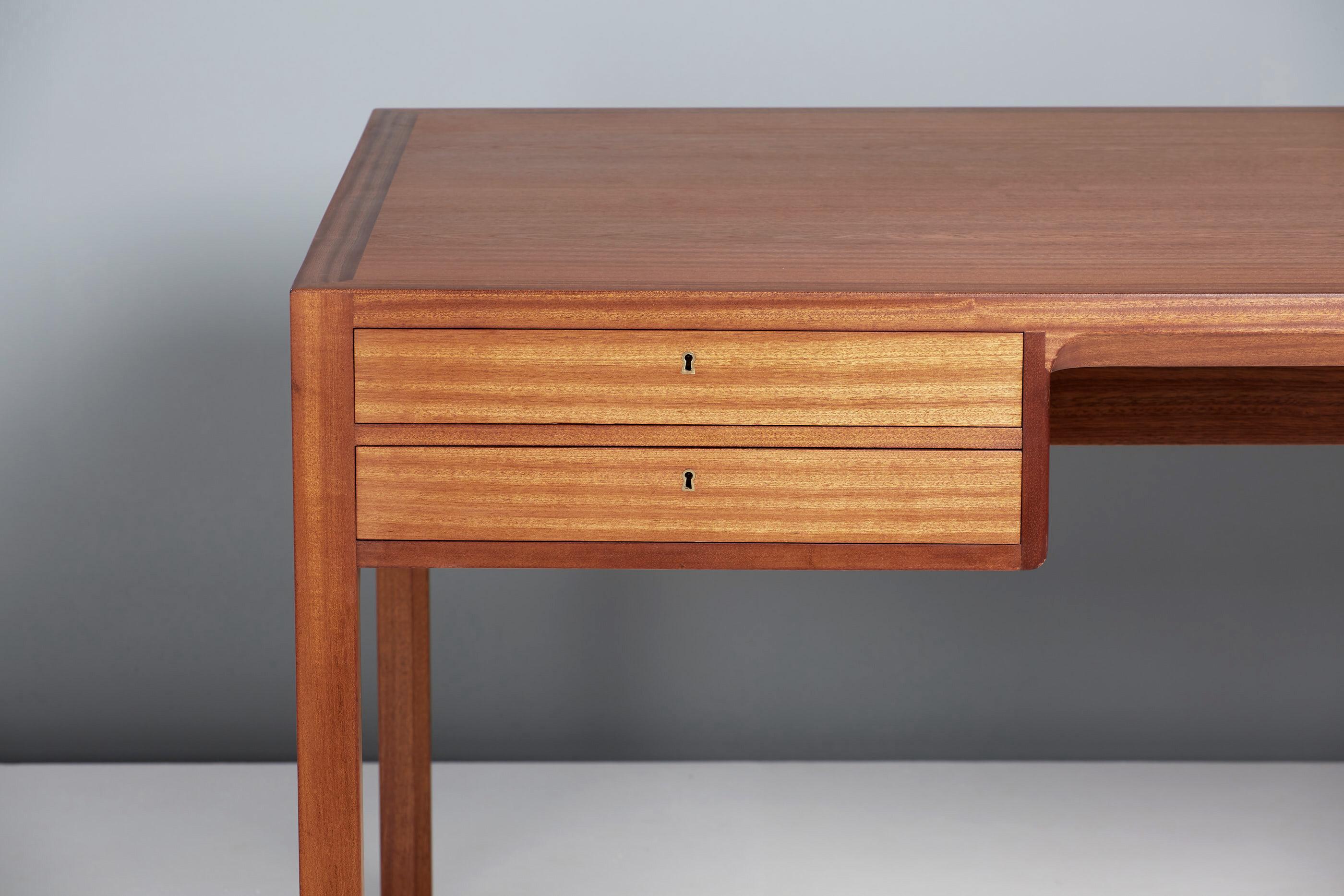 Bernt Petersen Danish Mahogany 4 Drawer Desk, 1950s In Excellent Condition In London, England