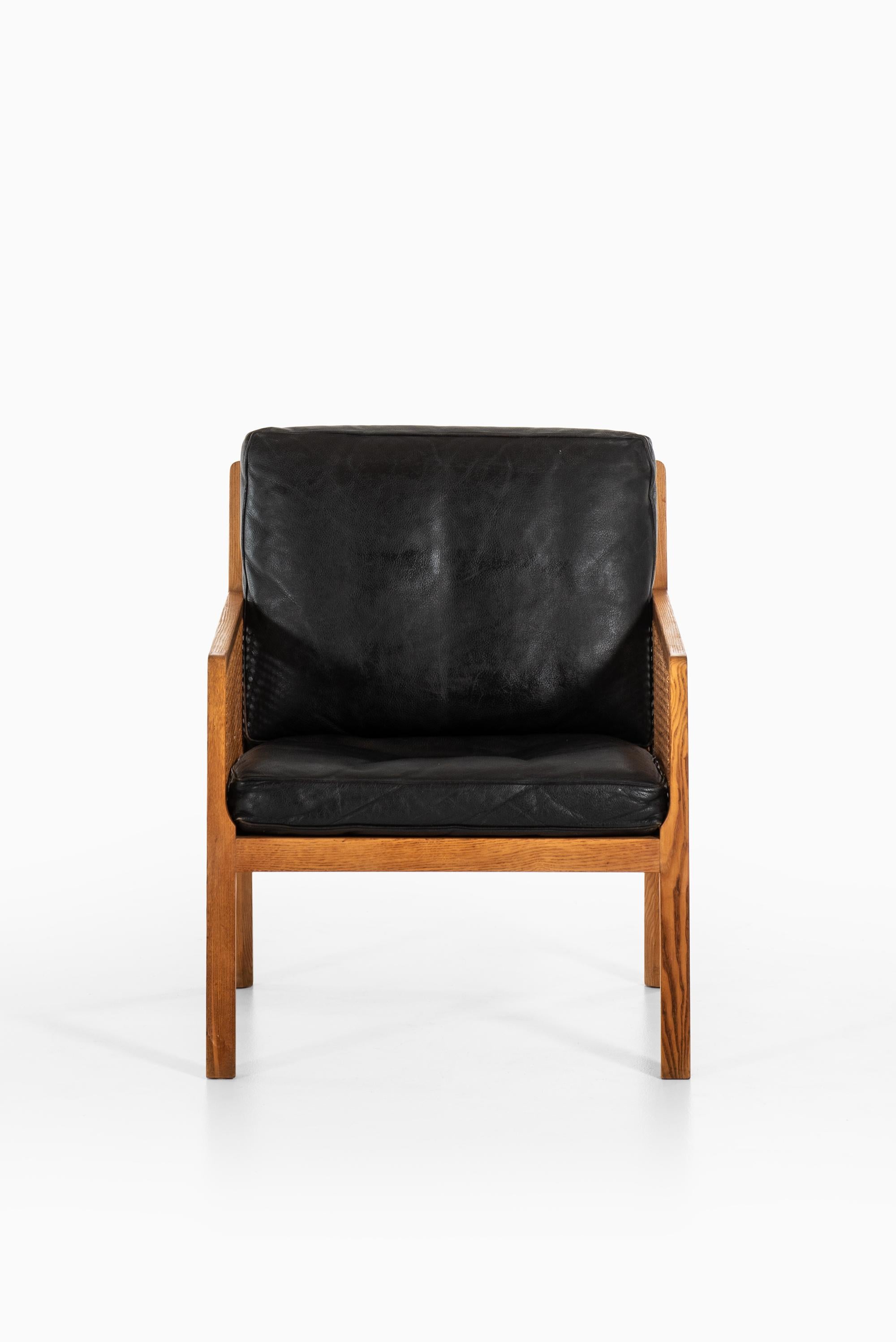 Very rare easy chair designed by Bernt Petersen. Produced by Wørts Møbelsnedkeri in Denmark.