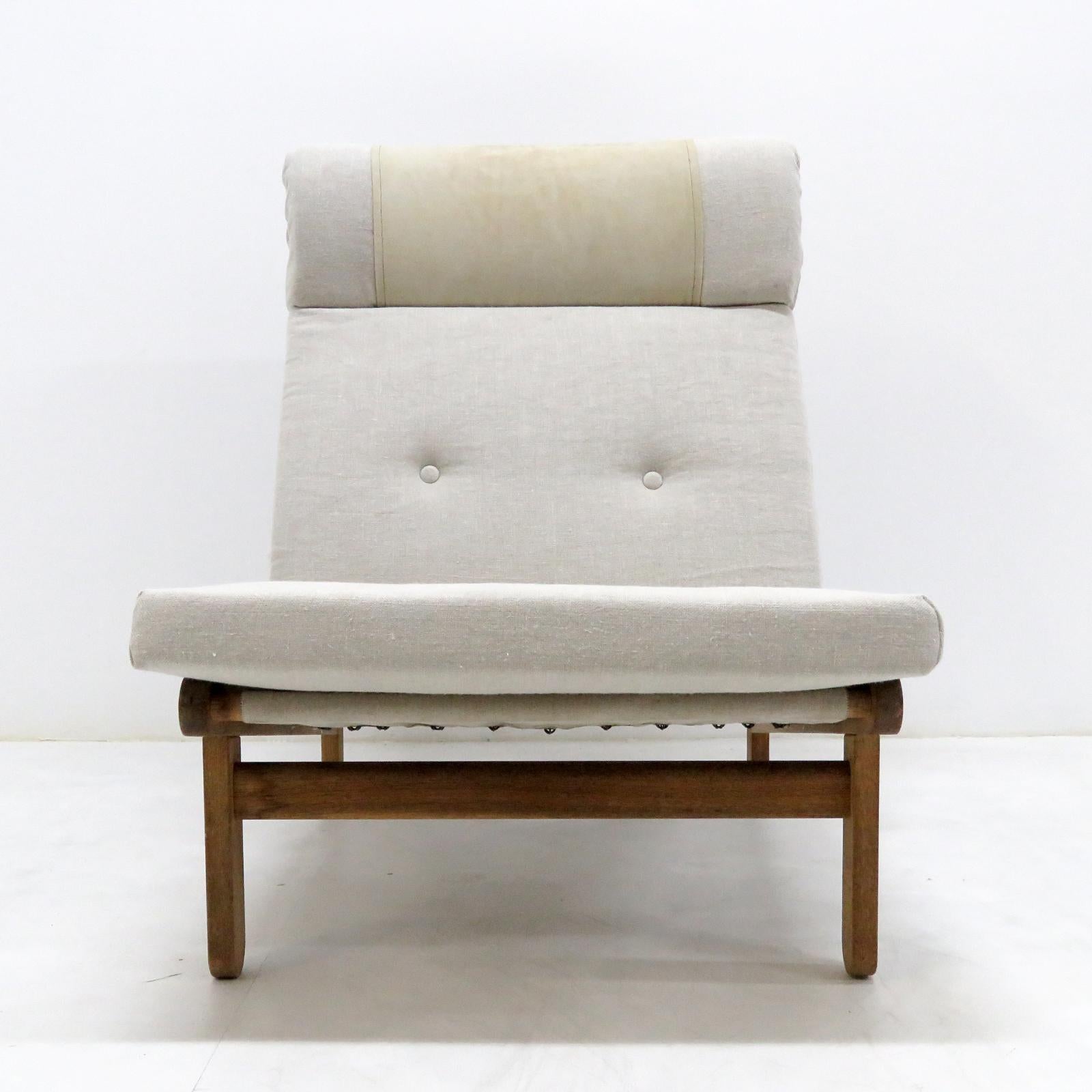 Bold and comfortable pair of Danish modern lounge chairs and ottoman 'Kludestolen' by Bernt Petersen, Denmark, 1970, oversized oak frames with newly upholstered off-white linen cushions on original canvas.
