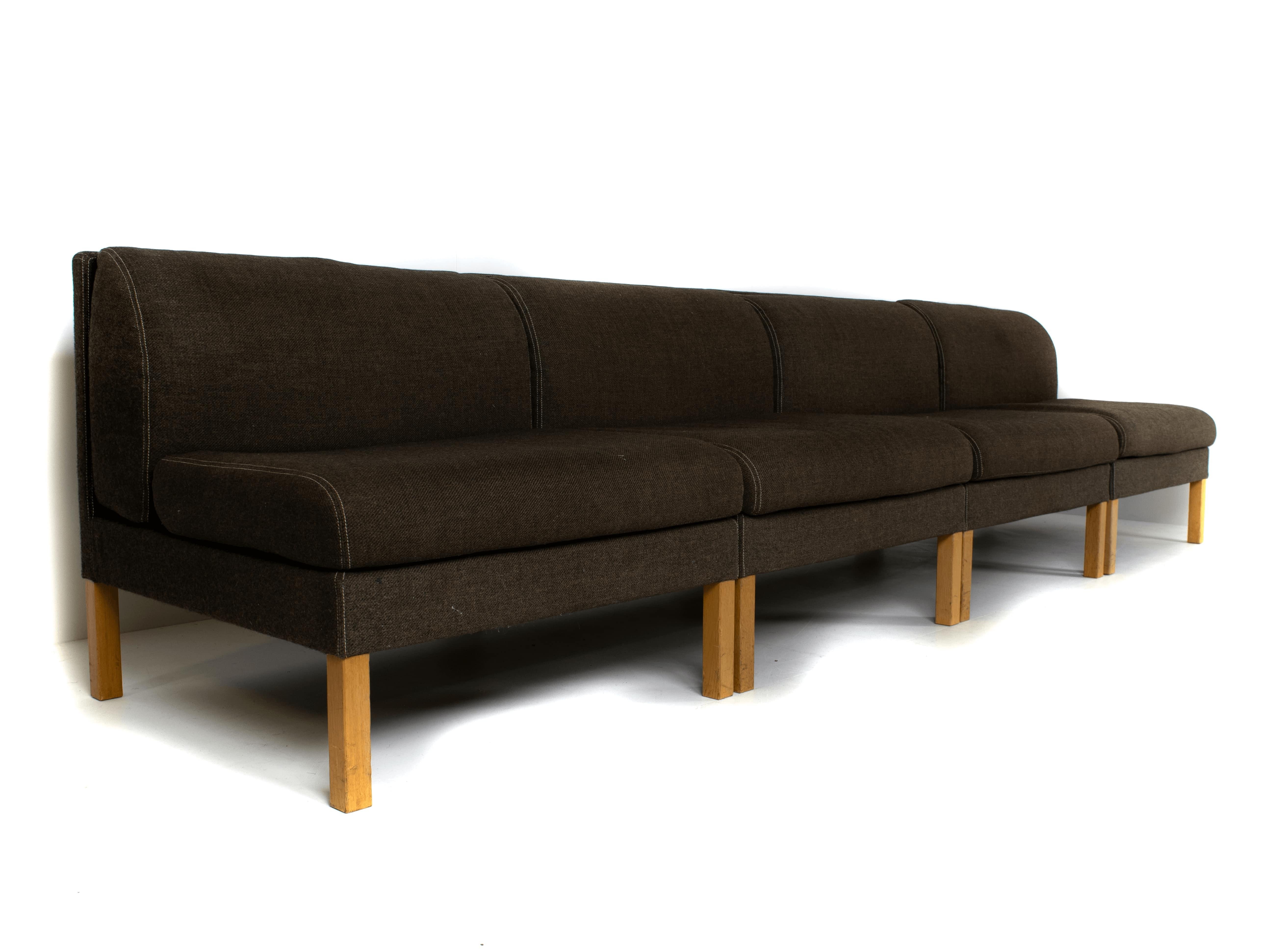 Canapé modulaire Bernt Petersen en chêne et tissu saga 180 du Danemark 1980. Ce canapé modulaire peut être placé dans plusieurs positions, ce qui donne au total un canapé de ~316 cm. Le tissu brun/gris est en bon état et ne présente que de légères