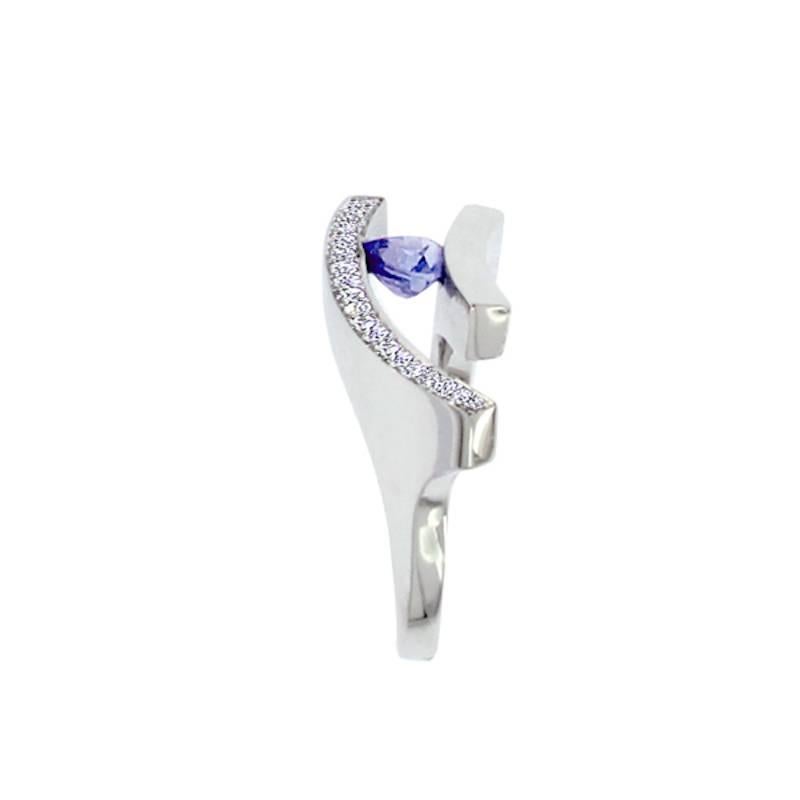 Modern Berquin Certified 0.74 Carat Cornflower Blue Sapphire Diamond Gold Cocktail Ring For Sale