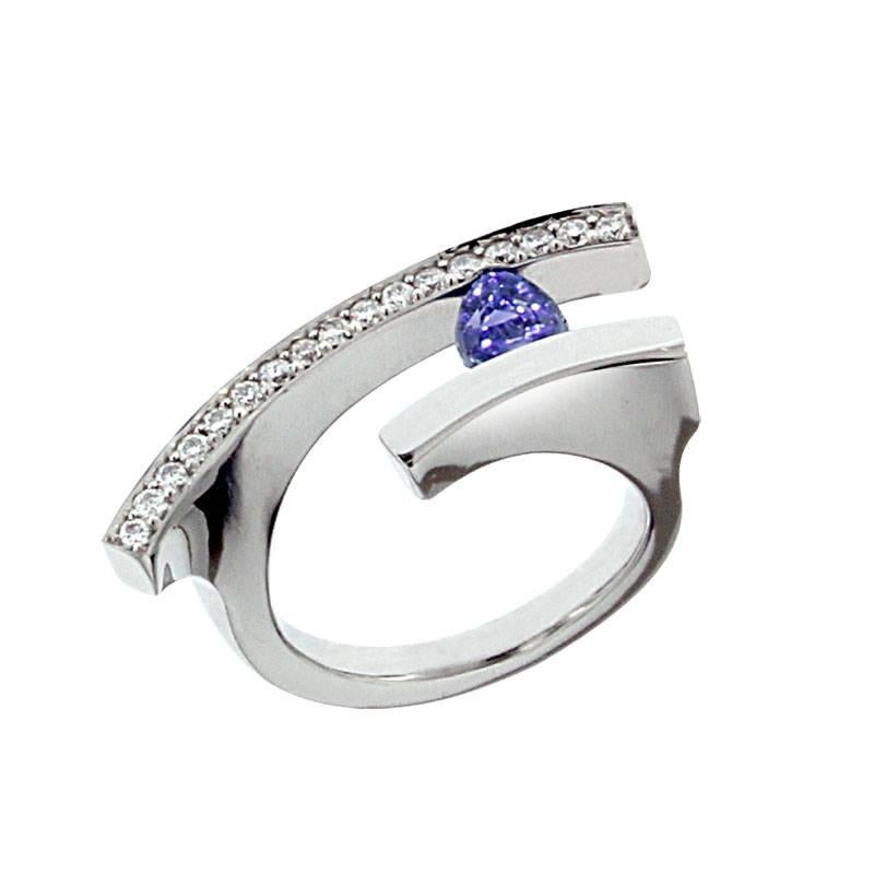 Berquin Certified 0.74 Carat Cornflower Blue Sapphire Diamond Gold Cocktail Ring For Sale