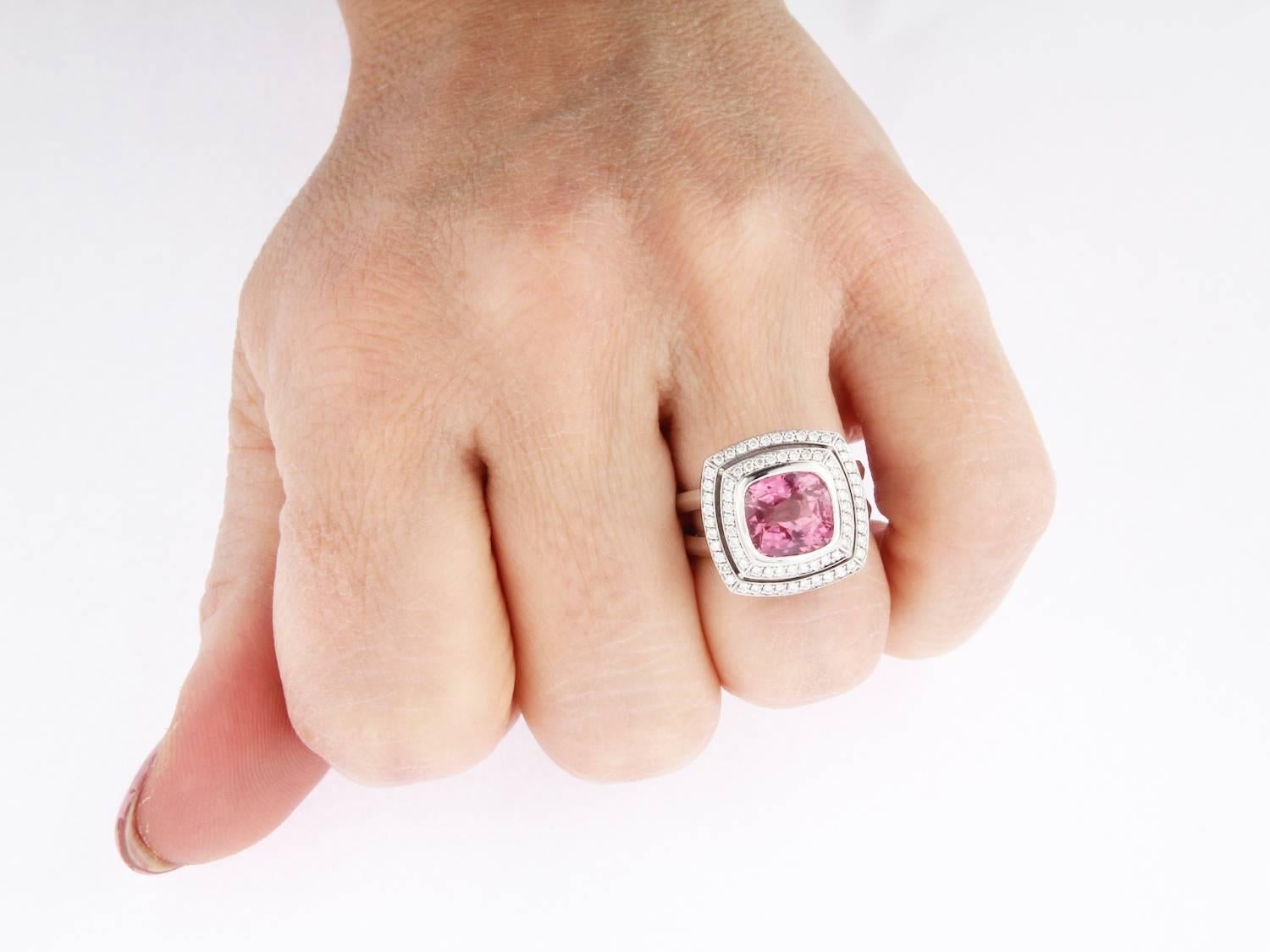 Contemporary Berquin Certified 5.08 Carat Pink Spinel Cushion Gold Cocktail Ring For Sale