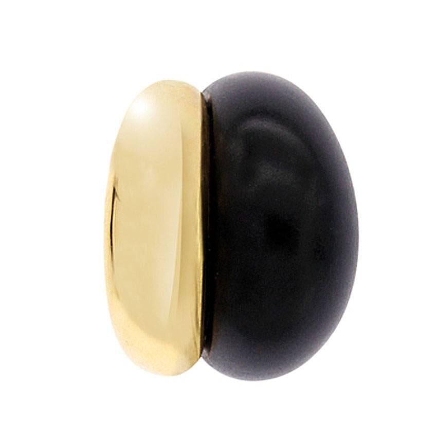 This entirely unique and handmade Double ring, created by Katherine Berquin, a noted Belgian goldsmith, jewellery artist and gemmologist, consists of 18 kt yellow gold and black jade. It has been made in her own atelier in Brussels in an artisanal