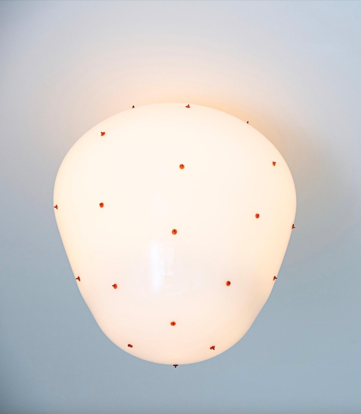 Berries, Blown glass Ceiling Light, Red Dots, Brass by Marie & Alexandre- Size M In New Condition For Sale In PARIS, FR