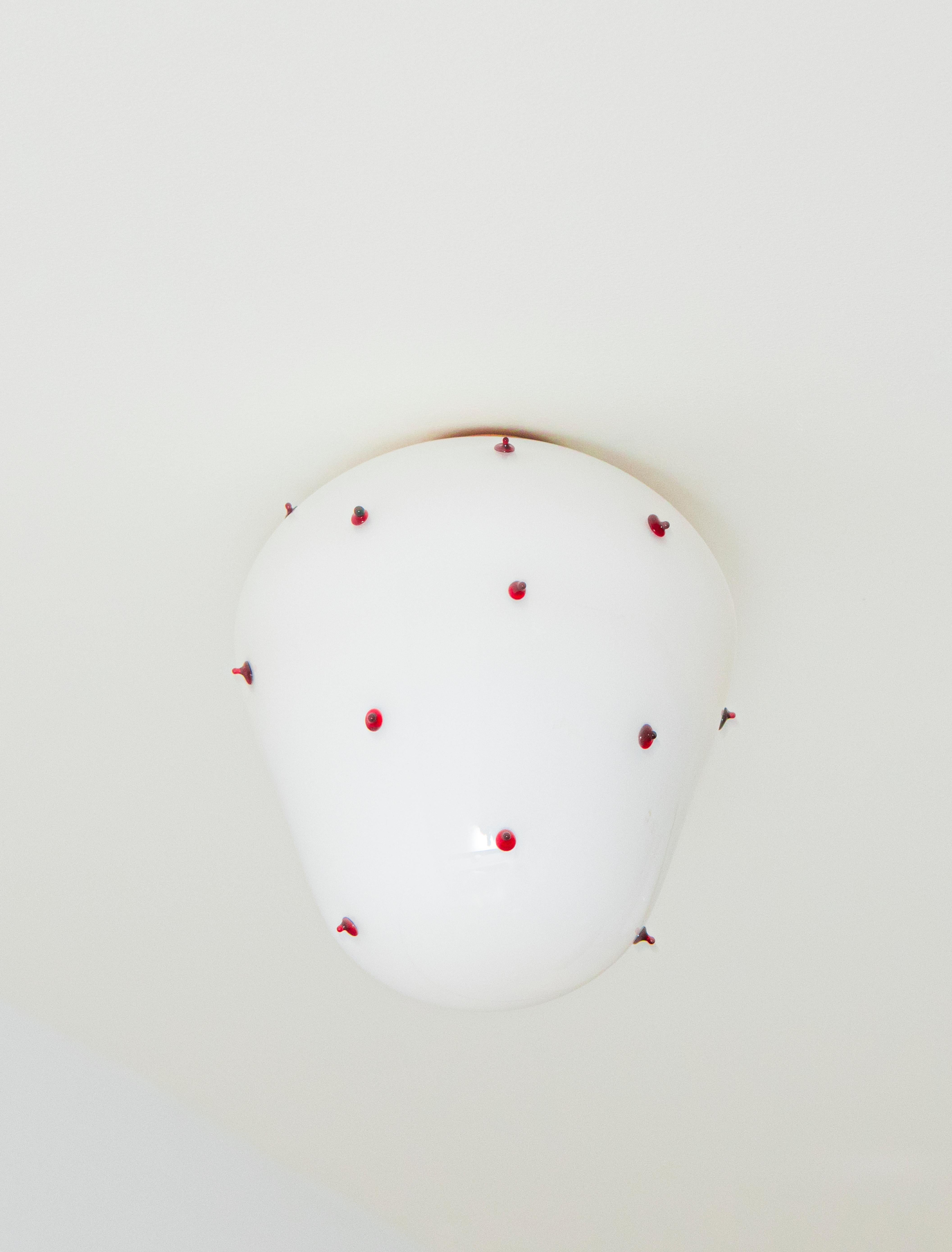 Berries, Blown Glass Wall Light, Red Dots, Brass by Marie & Alexandre- Size M In New Condition For Sale In PARIS, FR