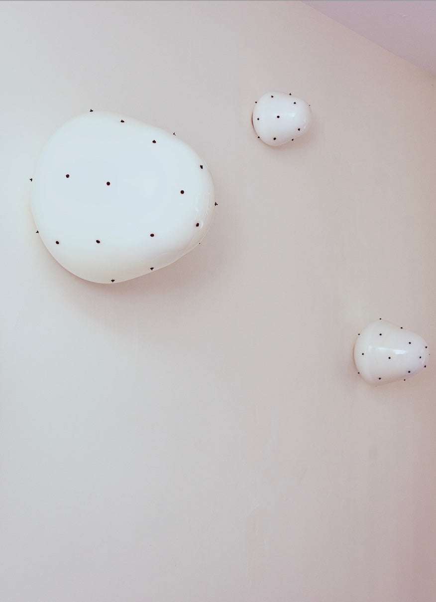 Wandleuchte aus mundgeblasenem Beerenglas, entworfen vom französischen Designerduo Marie & Alexandre.

Die Collection'S Berries wird in Paris von einem Glasbläsermeister in geduldiger Handarbeit ohne Formen mundgeblasen.
Dieser sorgfältige Prozess