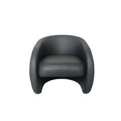 Sillón Berry tapizado en cuero negro de Bow and Arrow