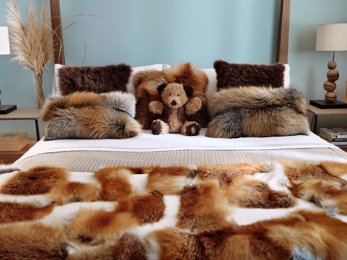 Moderne Muchi Decor - Sac de collection ours en cachemire et fourrure naturelle en peau de mouton, couleur baie en vente