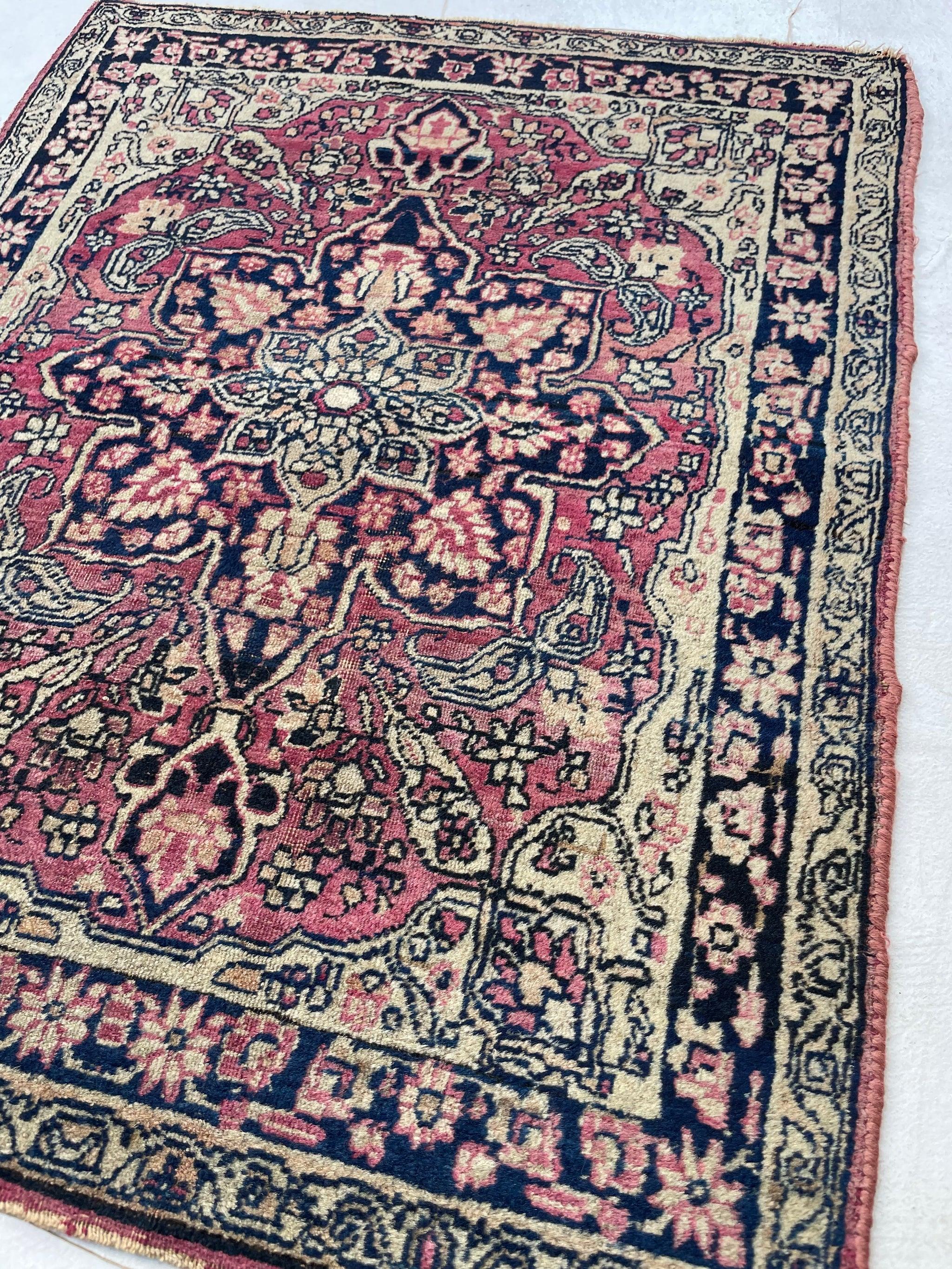 Tapis de Lavar Kerman Antique Fine Berry & Sangria Mat  Gemme intemporelle 

A propos : Tapis ancien de collection en laine veloutée avec un superbe motif d'arabesques - l'intemporalité dans ce qu'elle a de meilleur.

Taille : 2 x 2,5 
AGE : A.I.C.