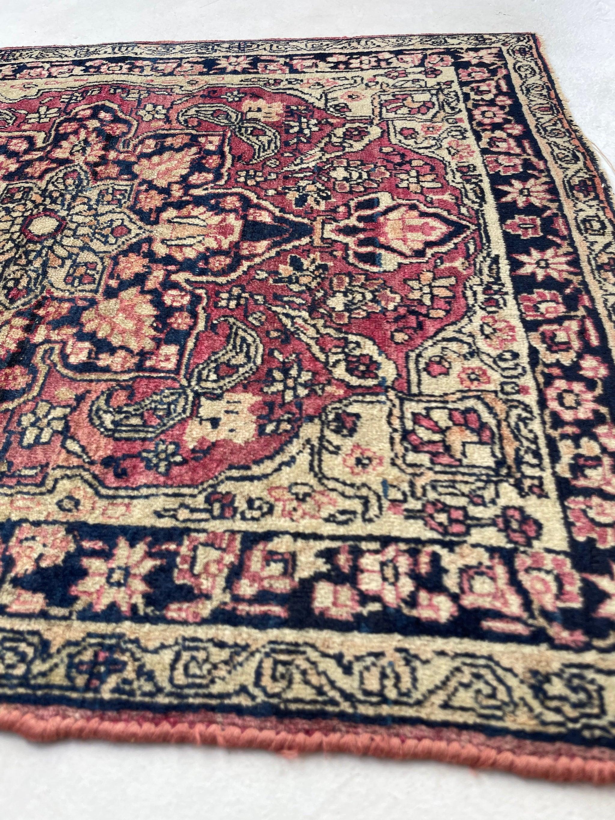 Tapis de Lavar A.I.Kerman, Berry & Sangria, c.1920-30's Bon état - En vente à Milwaukee, WI