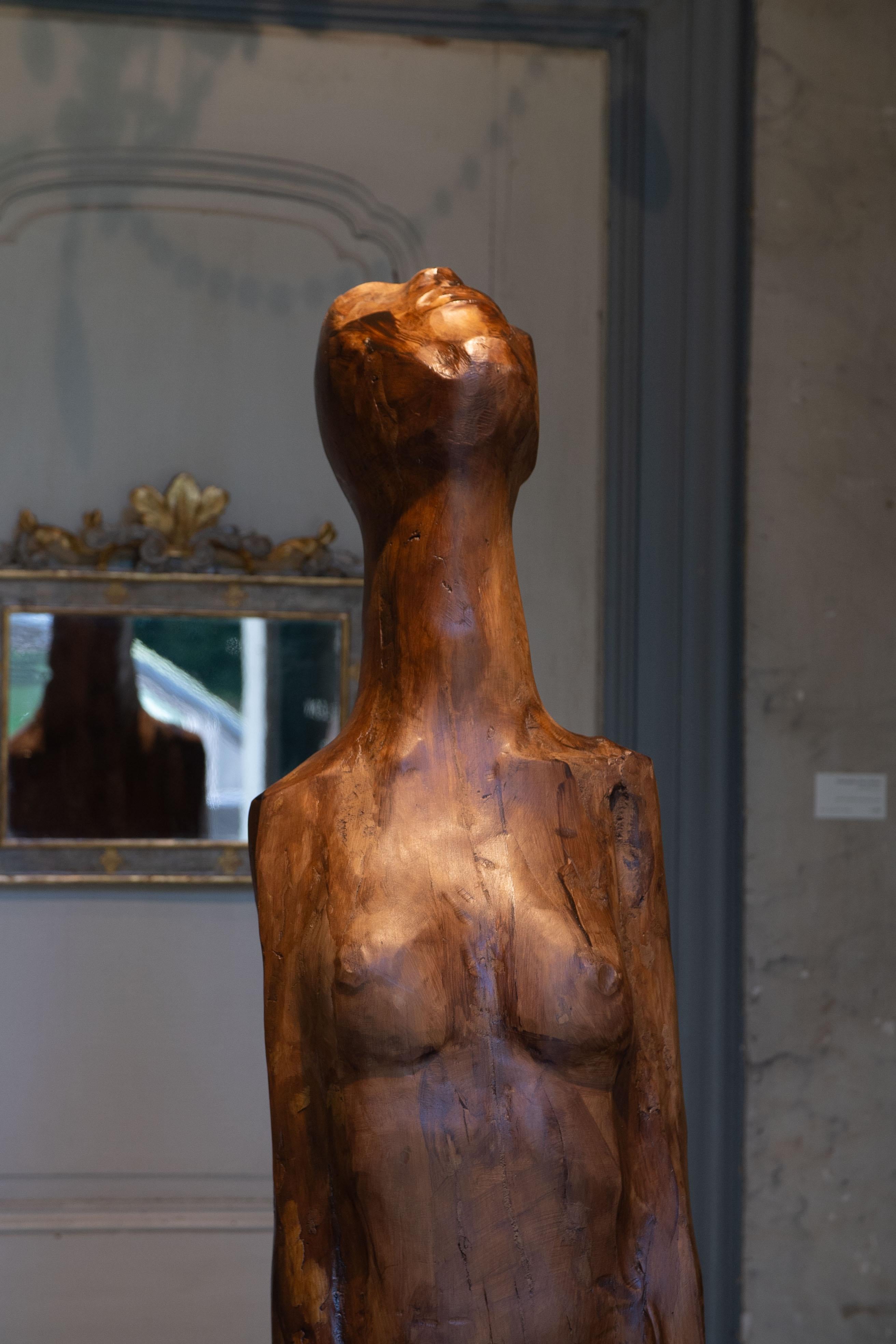 1970er Holzskulptur einer nach oben blickenden Frau – Sculpture von Bert De Clerck