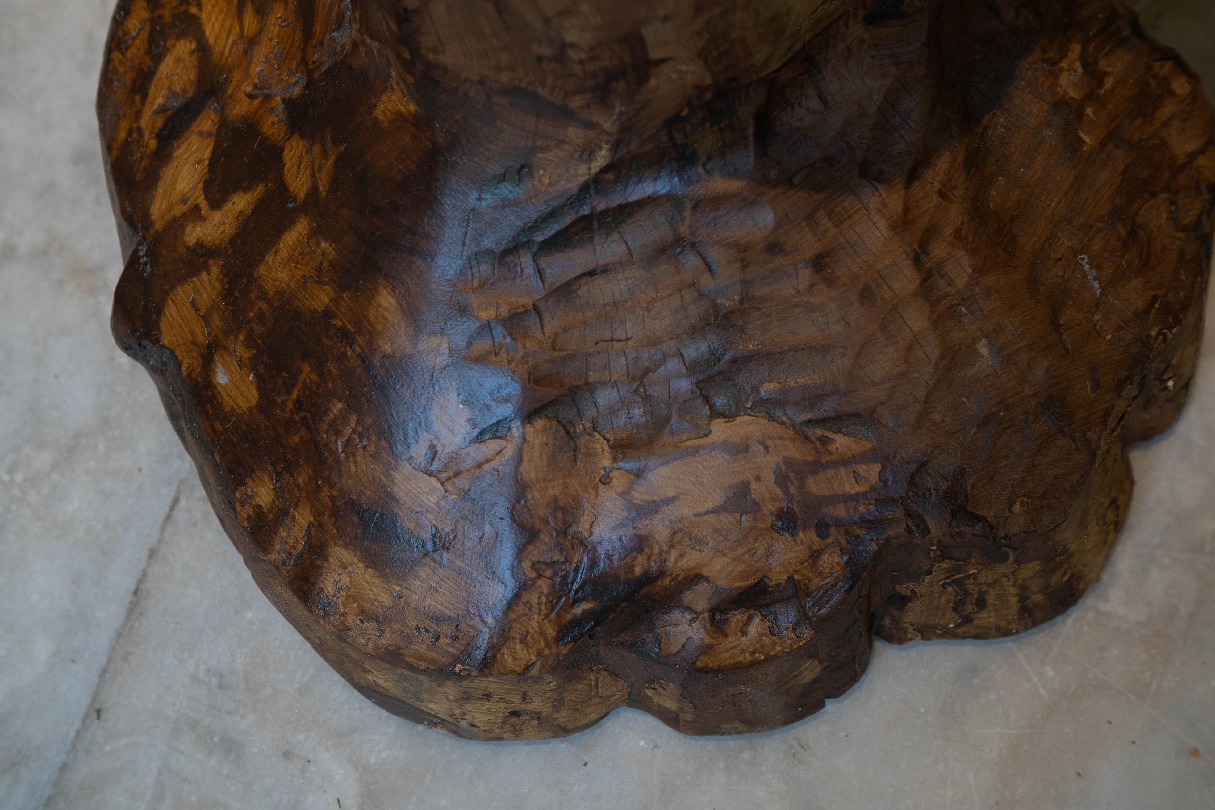 Holzskulptur einer nach oben blickenden Frau aus den 1970er Jahren. 