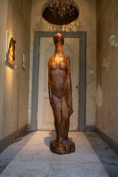 Scultura in legno del 1970 raffigurante una donna che guarda verso l'alto