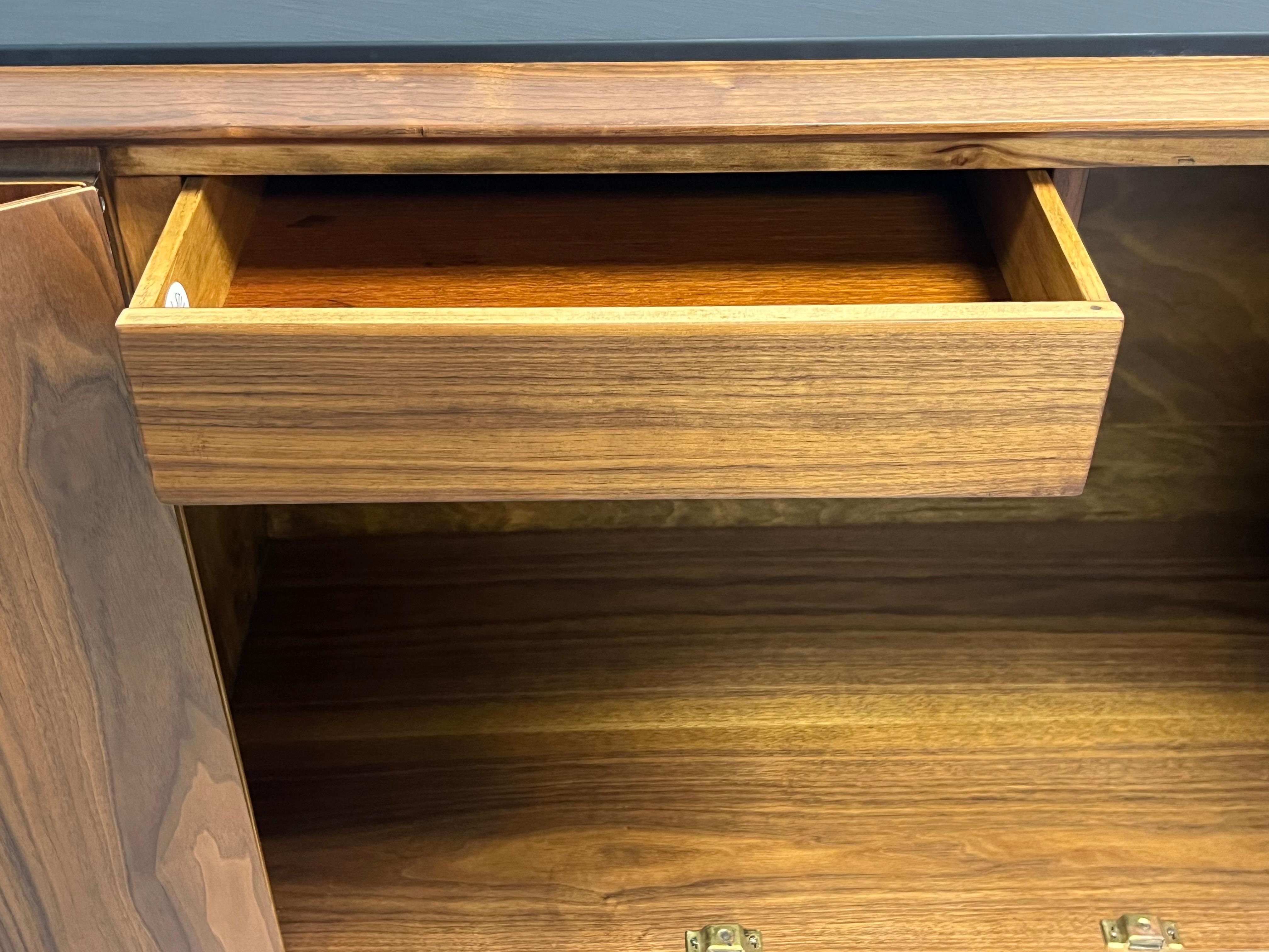 Bert England per John Stuarts Cabinet Bar in noce, ardesia e ottone in vendita 4