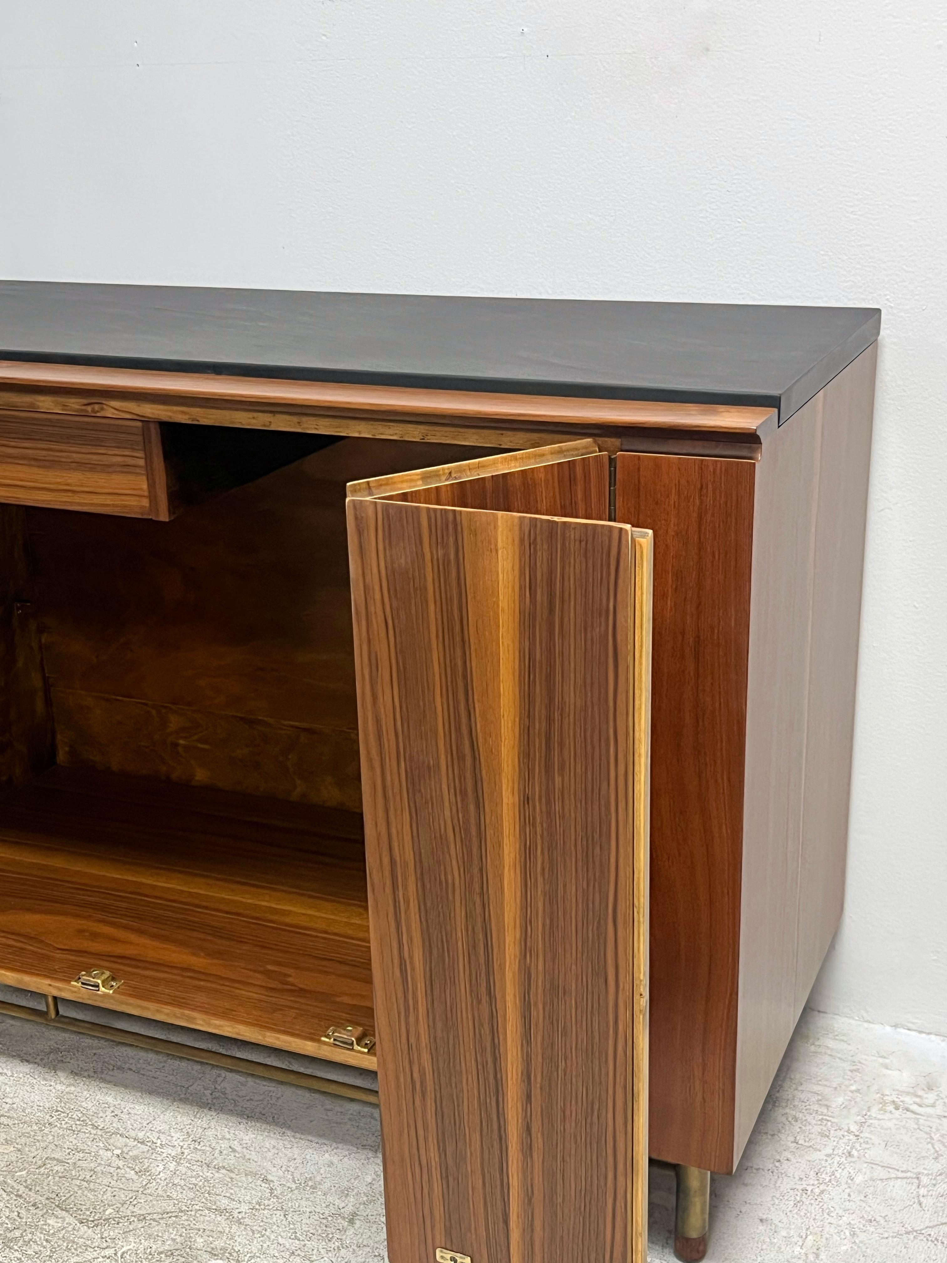 Bert England per John Stuarts Cabinet Bar in noce, ardesia e ottone in vendita 6