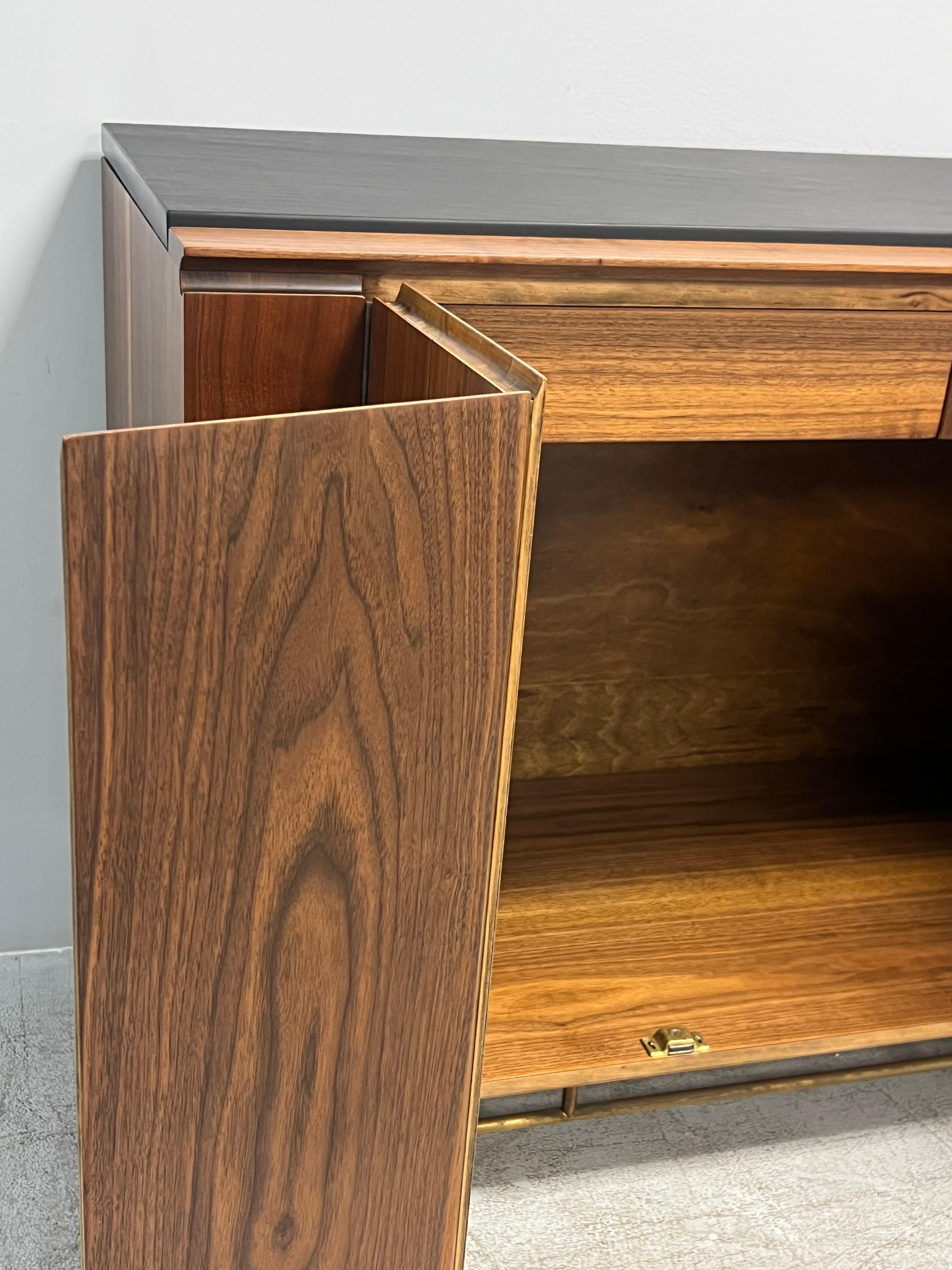 Bert England per John Stuarts Cabinet Bar in noce, ardesia e ottone in vendita 7