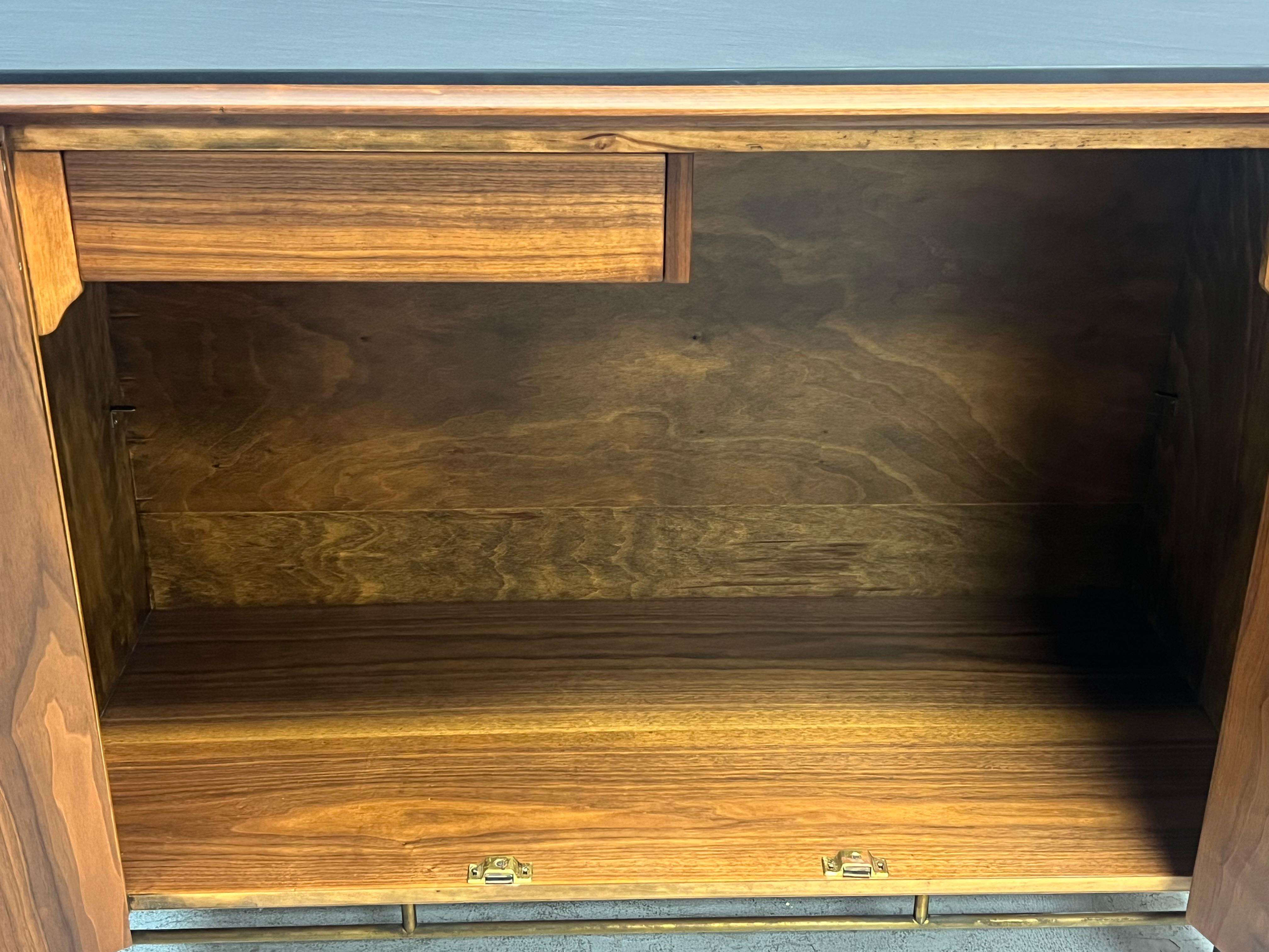 Bert England per John Stuarts Cabinet Bar in noce, ardesia e ottone in vendita 8