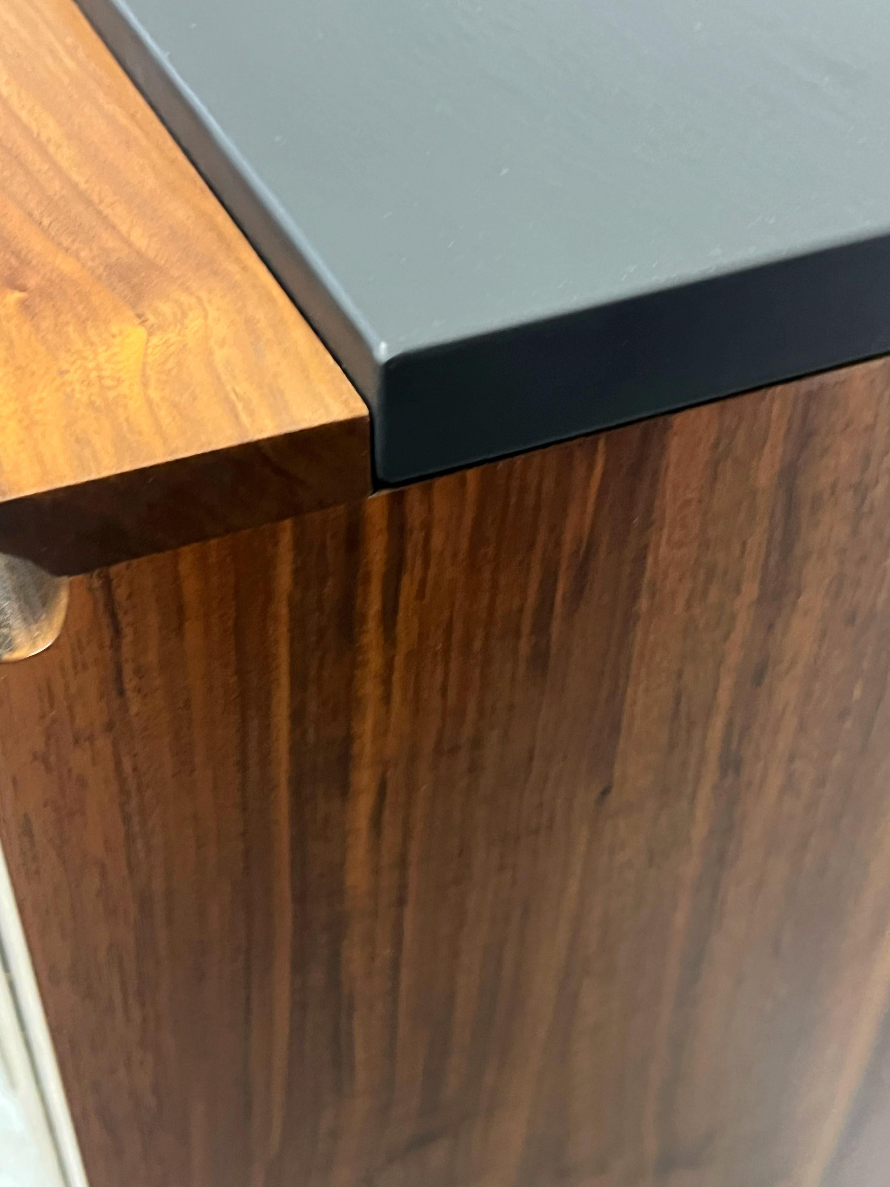 Bert England per John Stuarts Cabinet Bar in noce, ardesia e ottone in vendita 9