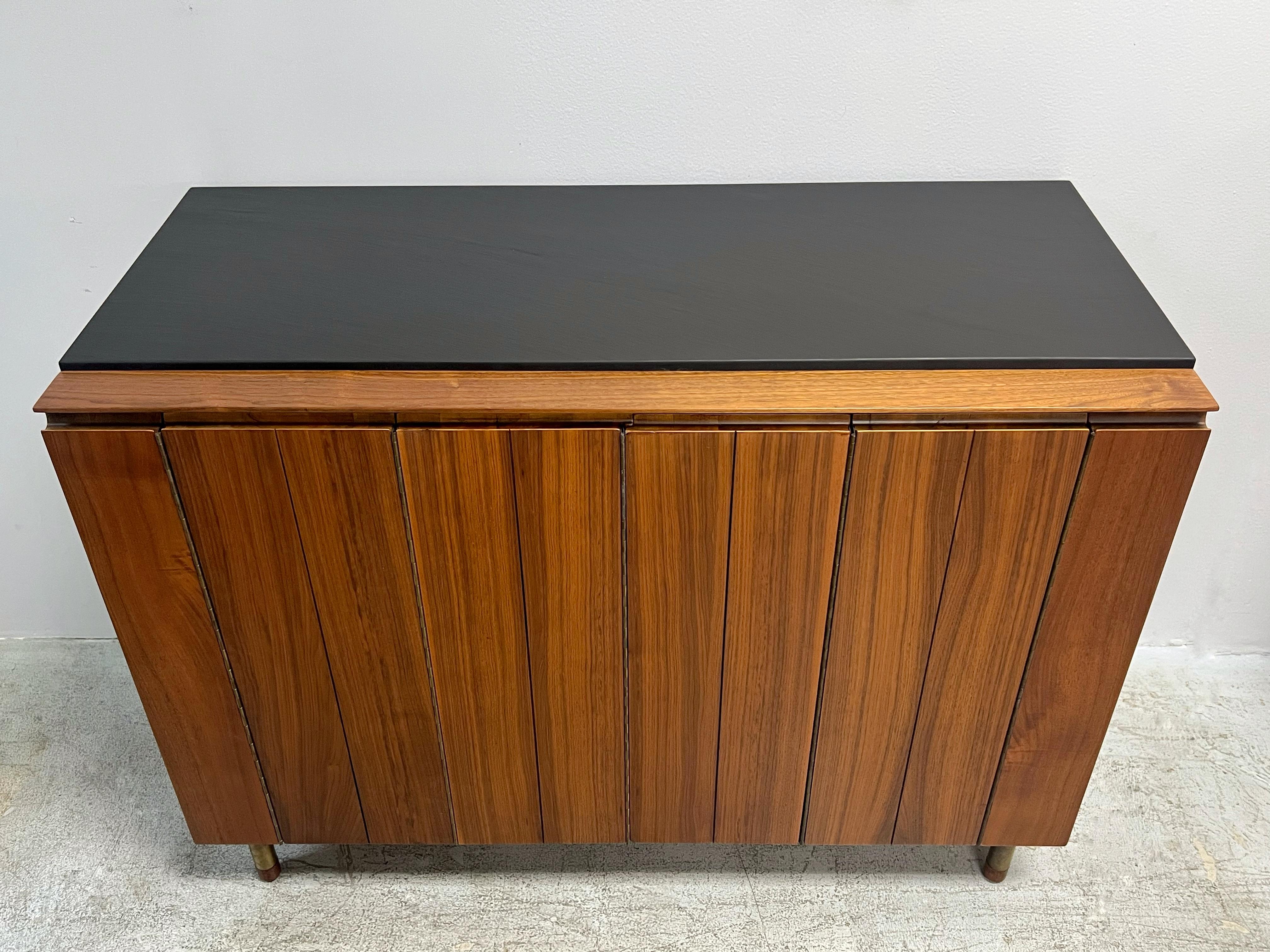 Americano Bert England per John Stuarts Cabinet Bar in noce, ardesia e ottone in vendita