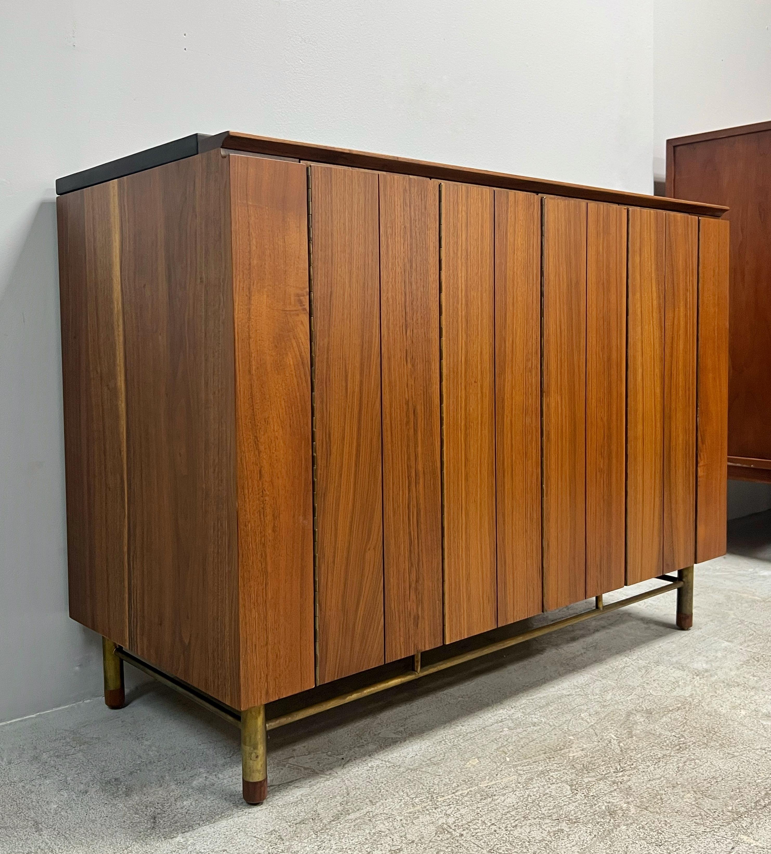 Bert England per John Stuarts Cabinet Bar in noce, ardesia e ottone In condizioni buone in vendita a Miami, FL