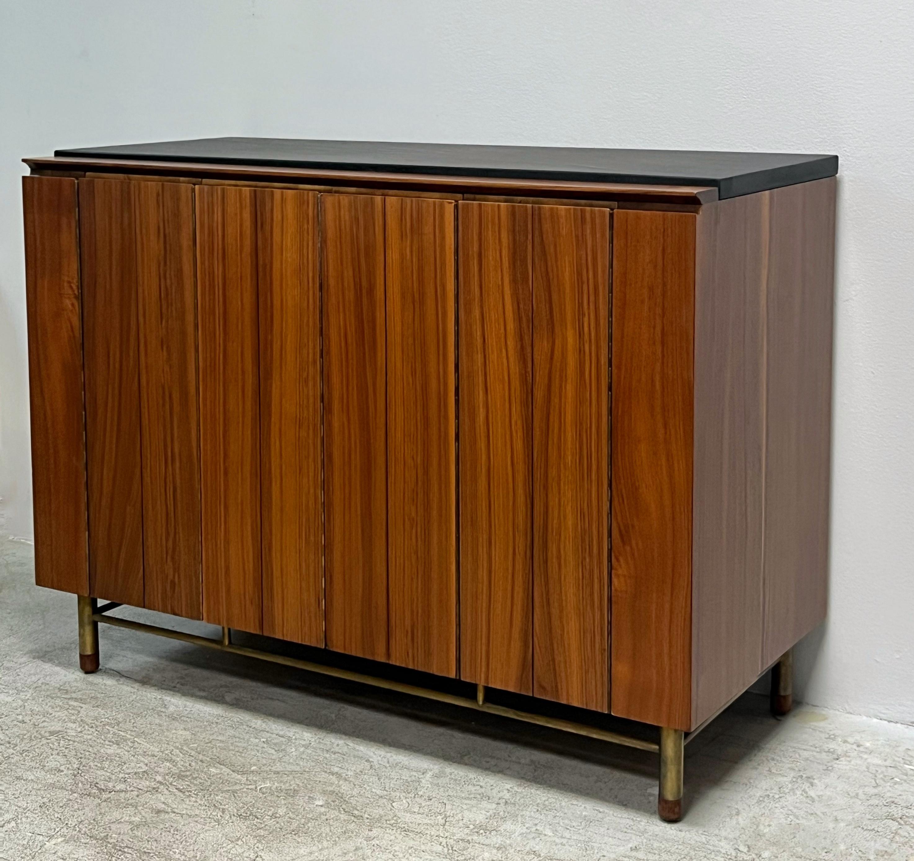 Metà XX secolo Bert England per John Stuarts Cabinet Bar in noce, ardesia e ottone in vendita