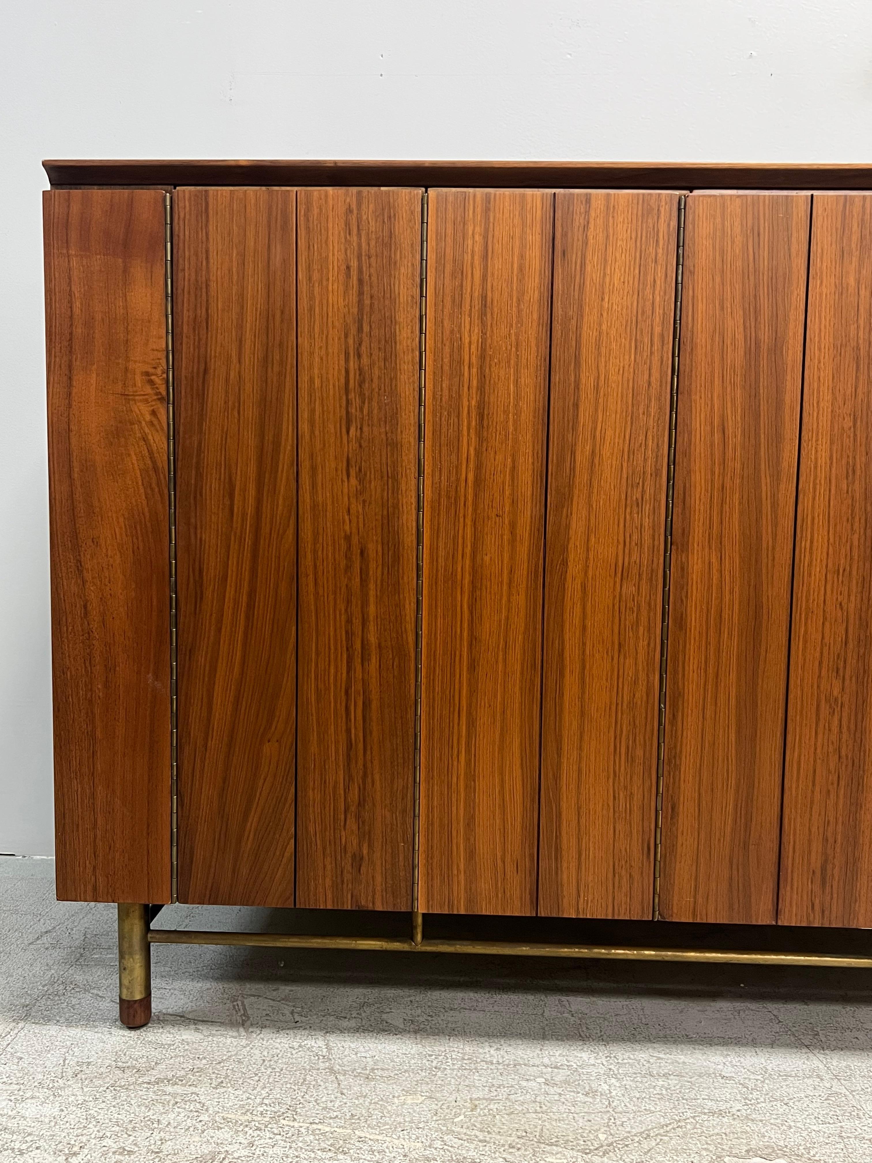 Ottone Bert England per John Stuarts Cabinet Bar in noce, ardesia e ottone in vendita