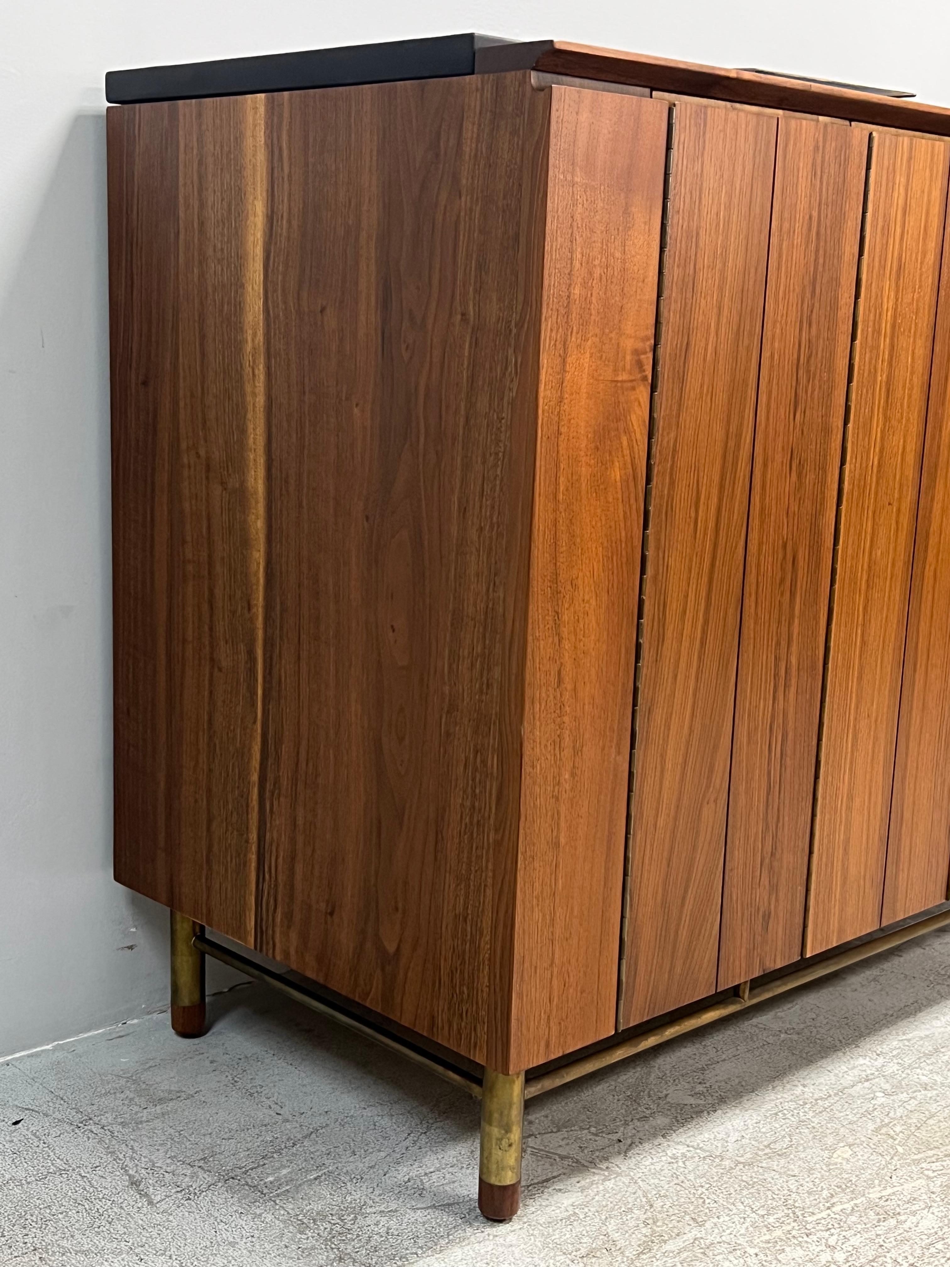 Bert England per John Stuarts Cabinet Bar in noce, ardesia e ottone in vendita 1