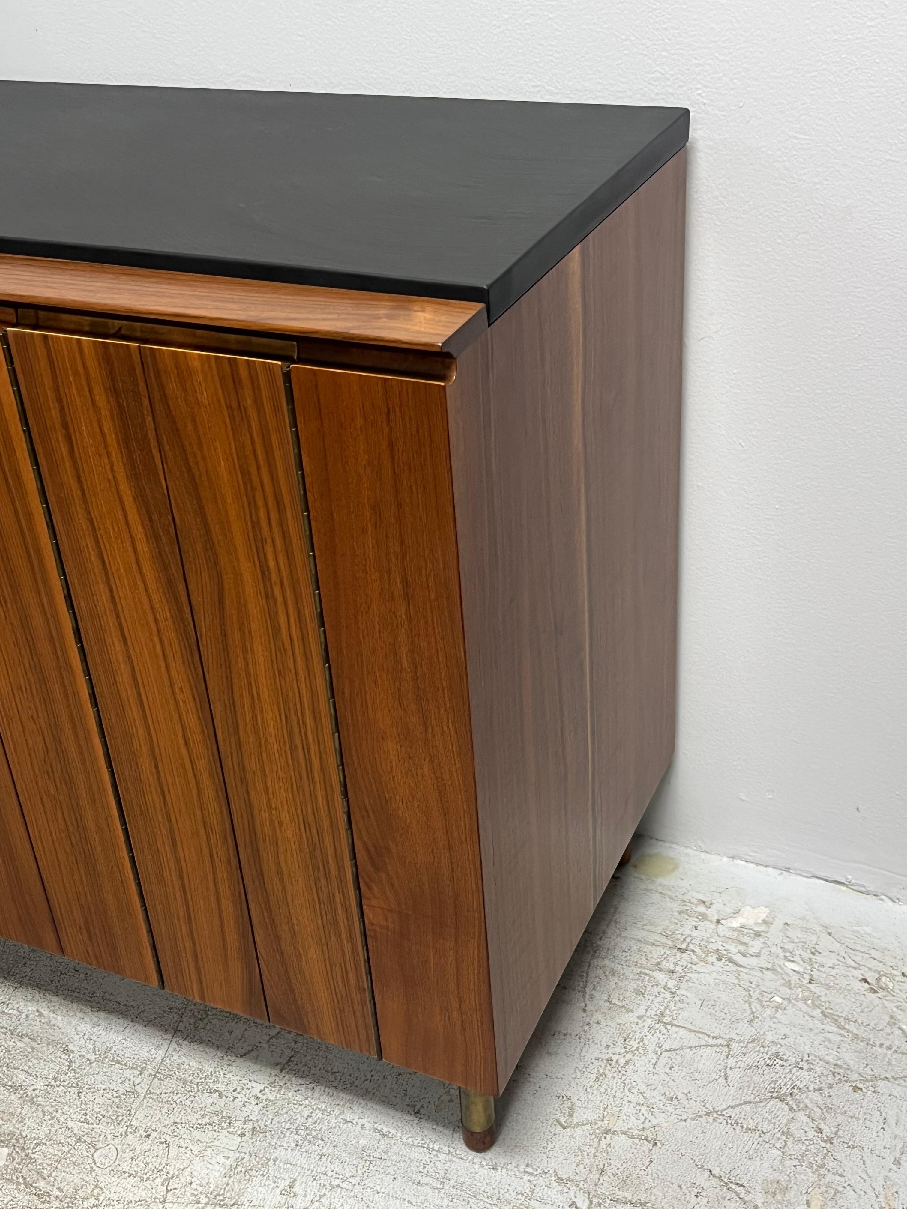 Bert England per John Stuarts Cabinet Bar in noce, ardesia e ottone in vendita 2