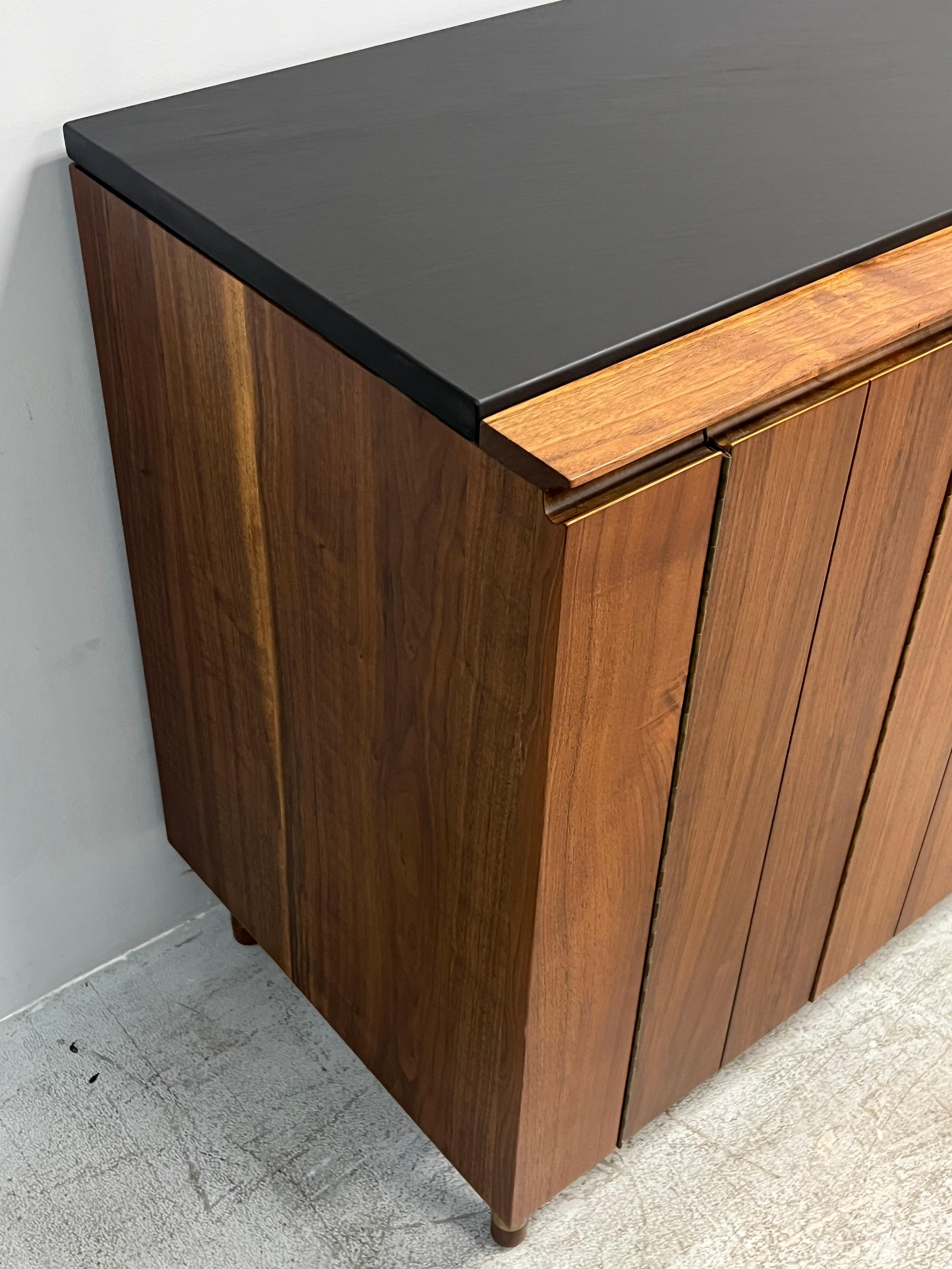 Bert England per John Stuarts Cabinet Bar in noce, ardesia e ottone in vendita 3