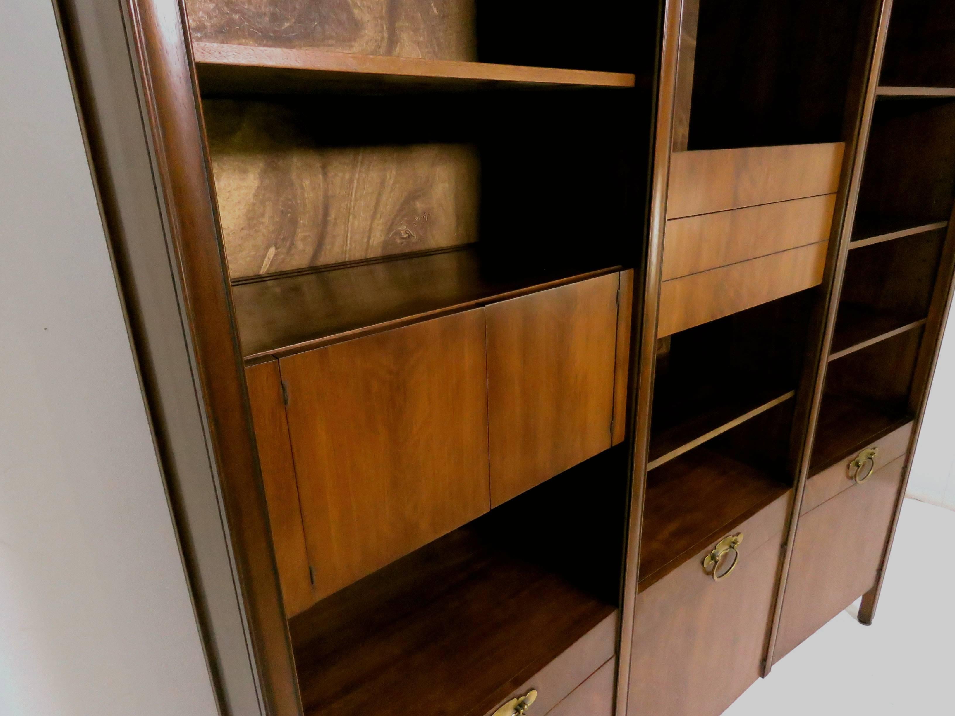 Bert England for John Widdicomb Freestanding Bow Front Wall Unit In Good Condition In Peabody, MA