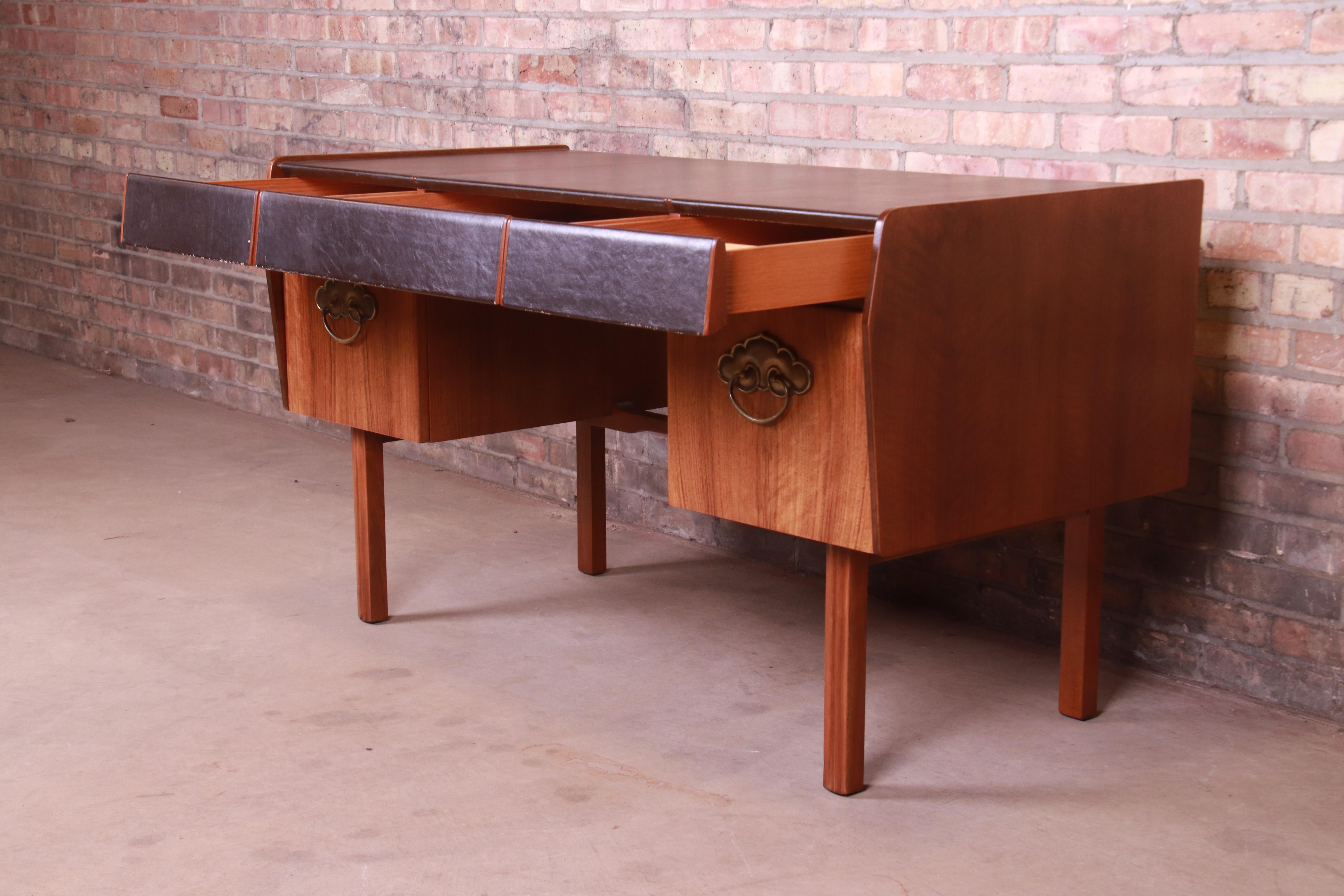 Bert England for John Widdicomb Mid-Century Modern Walnut Leather Top Desk For Sale 5