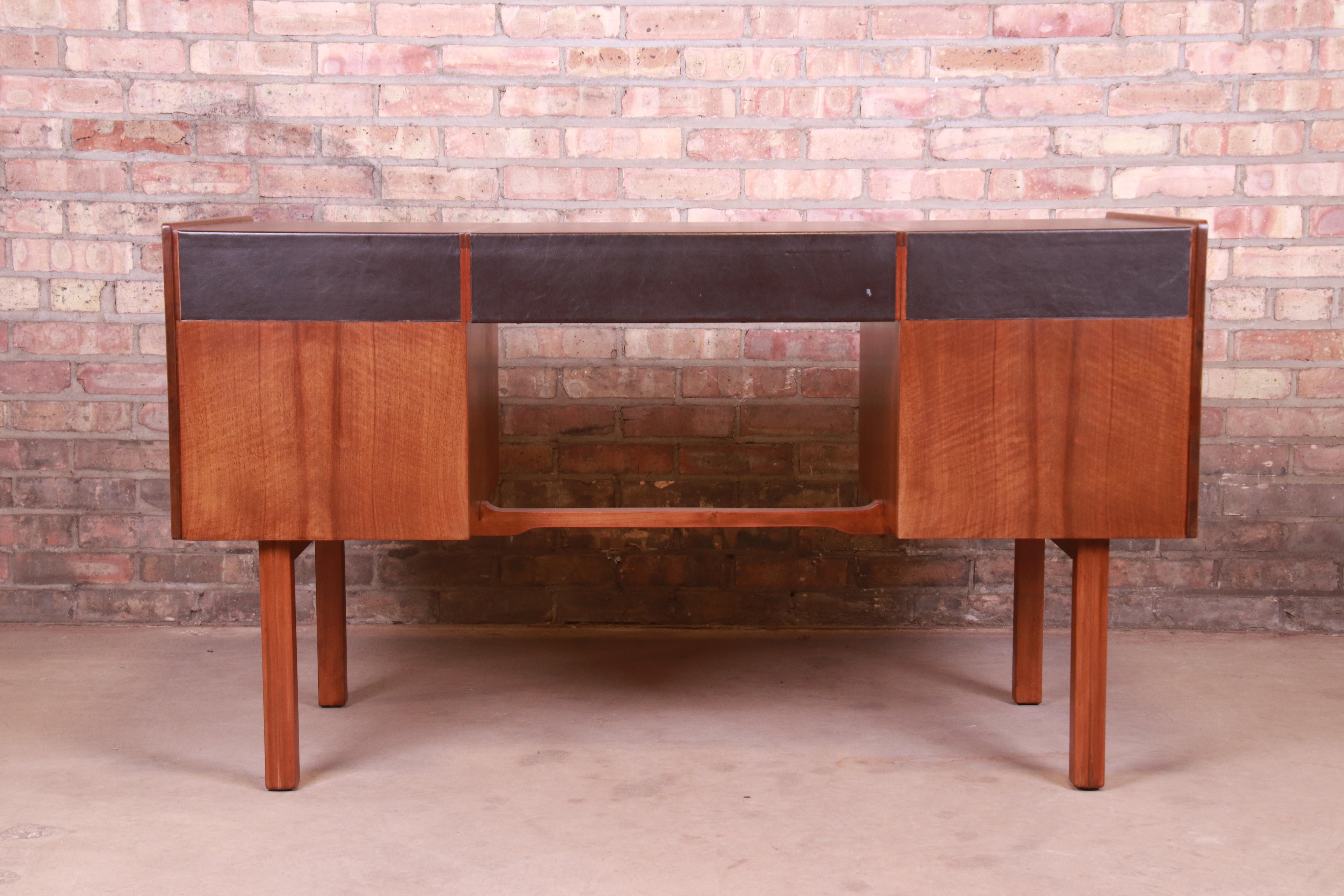 Bert England for John Widdicomb Mid-Century Modern Walnut Leather Top Desk For Sale 12
