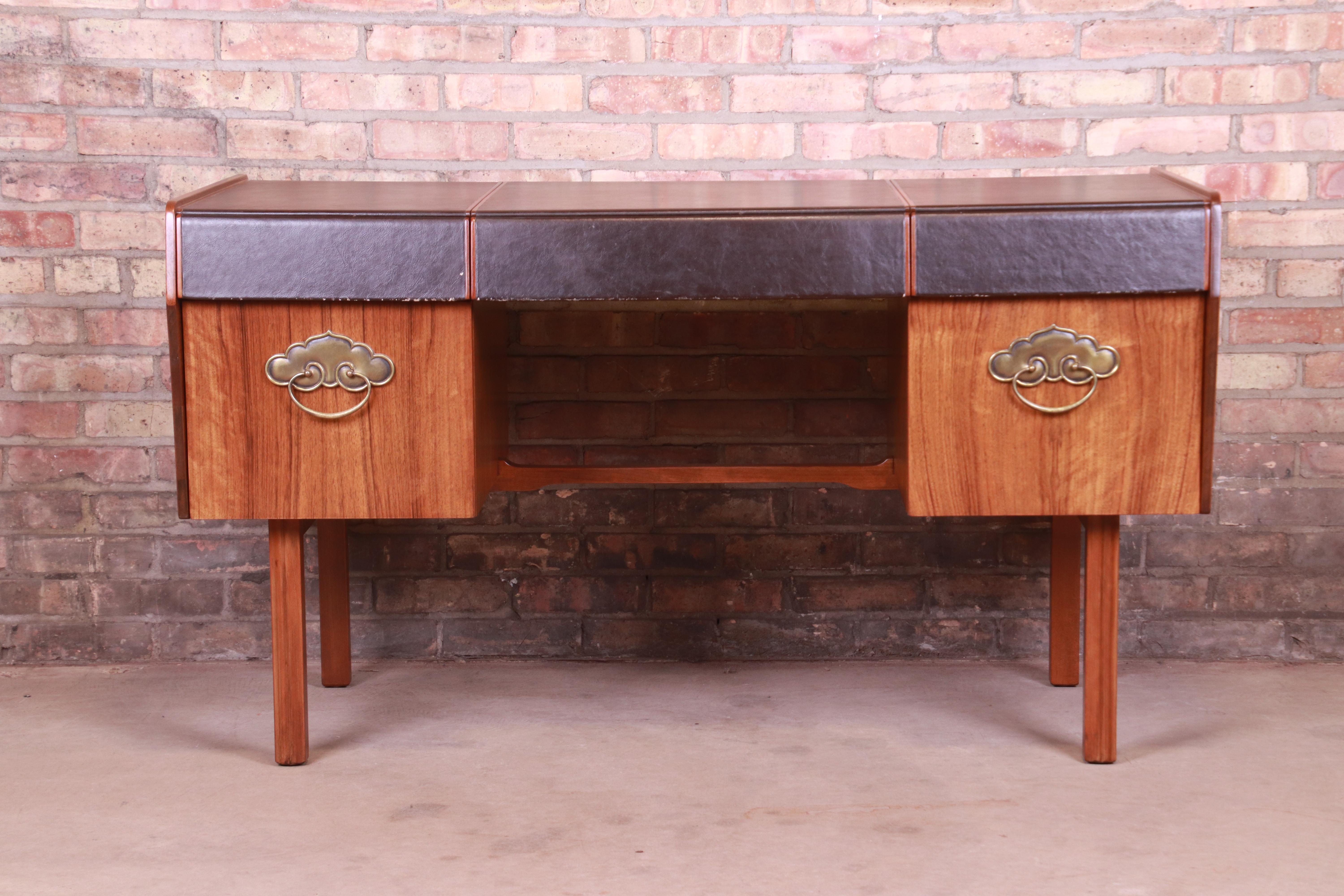 An exceptional mid-century modern writing desk or executive desk

By Bert England for John Widdicomb 