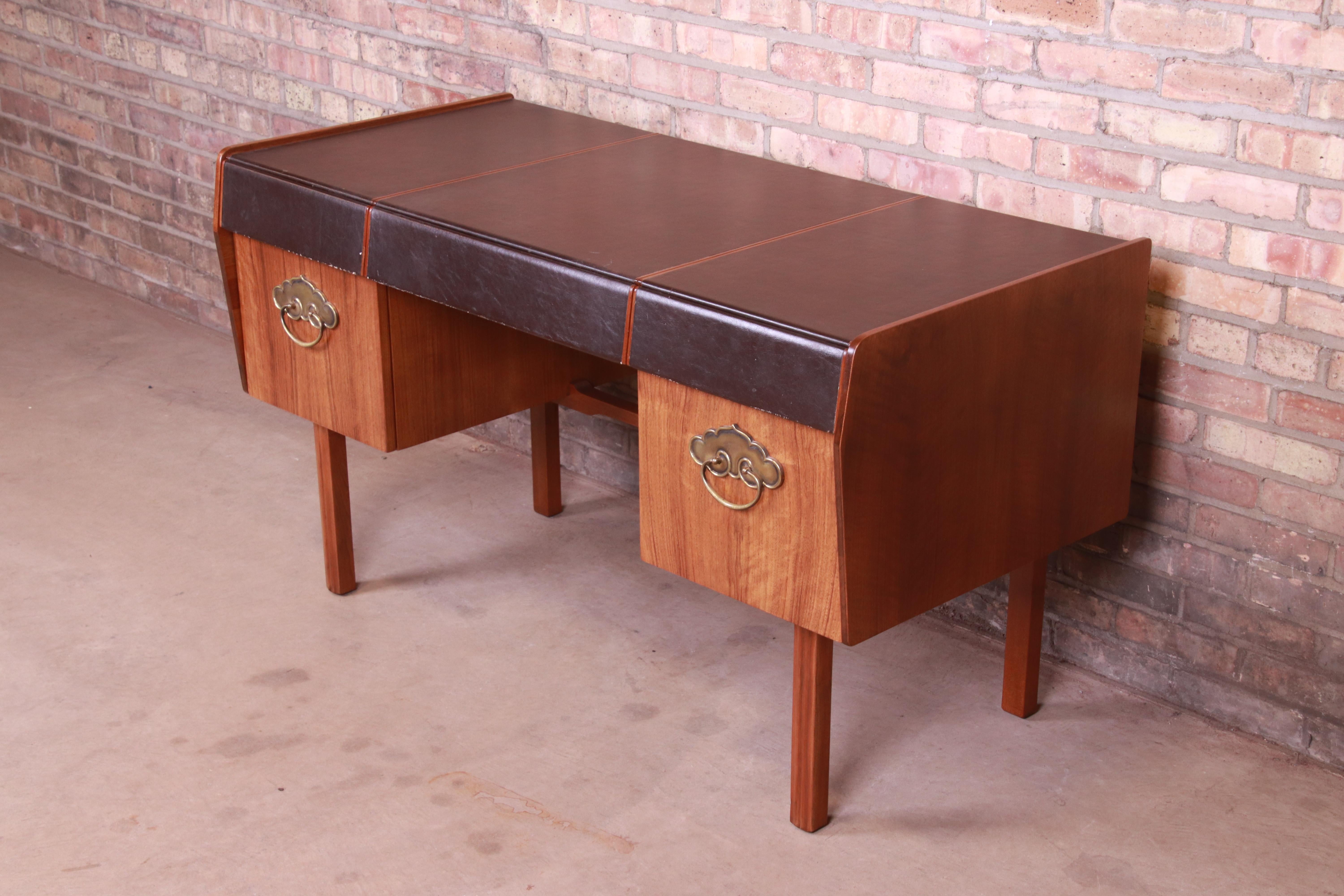 Bert England for John Widdicomb Mid-Century Modern Walnut Leather Top Desk In Good Condition For Sale In South Bend, IN