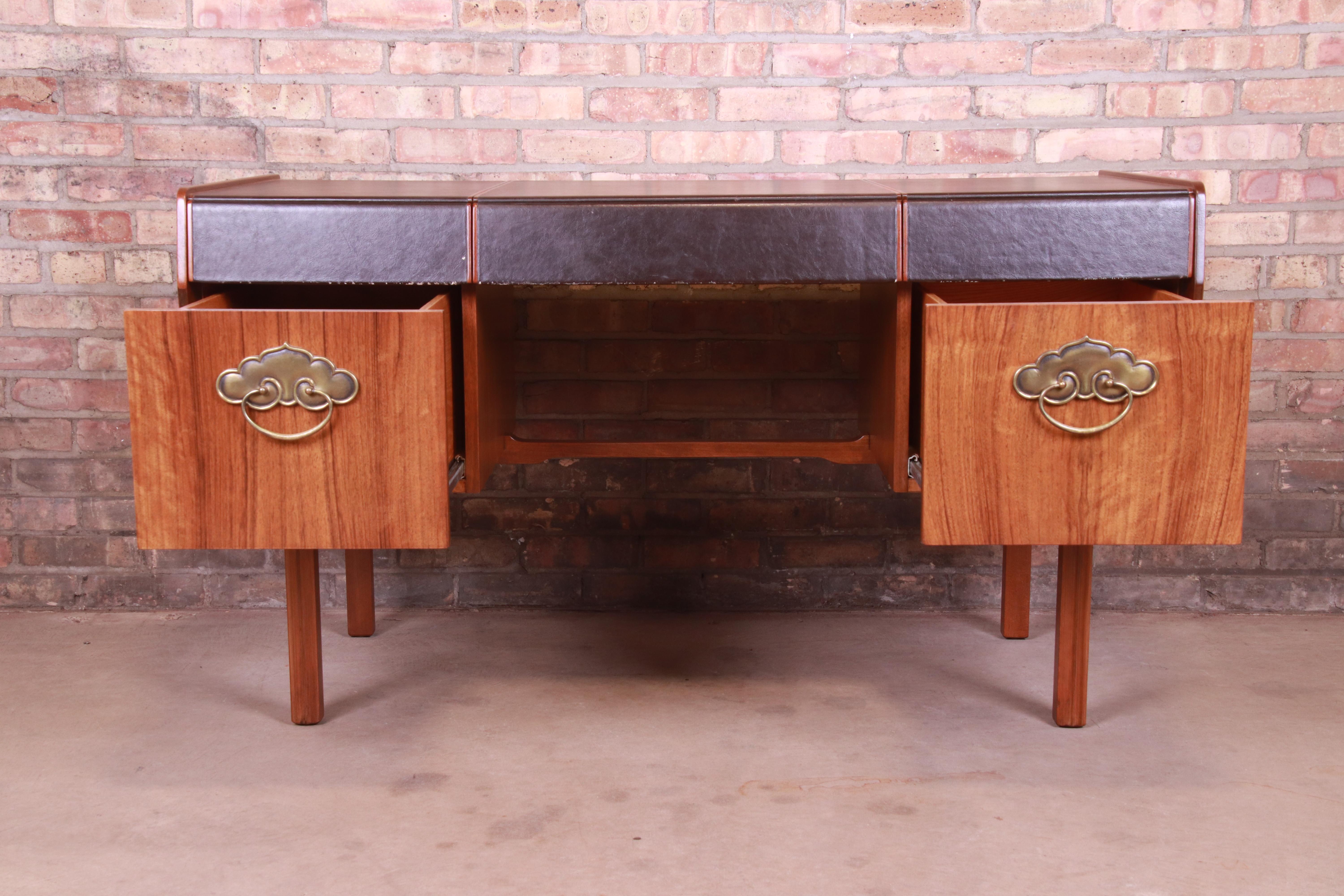 Laiton Bureau en noyer et plateau en cuir mi-siècle moderne Bert England pour John Widdicomb en vente